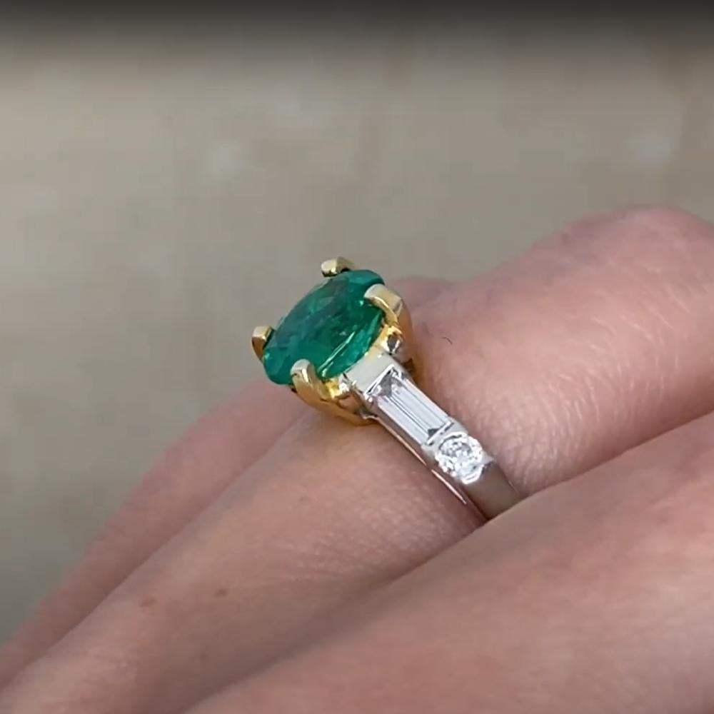 Taille ovale Bague de cocktail vintage en platine, émeraude ovale (environ 1,20 carats) et diamant en vente