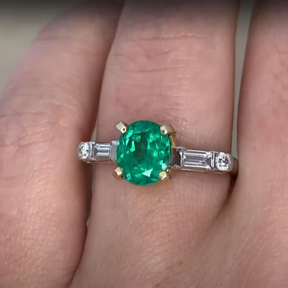 Bague de cocktail vintage en platine, émeraude ovale (environ 1,20 carats) et diamant Excellent état - En vente à New York, NY