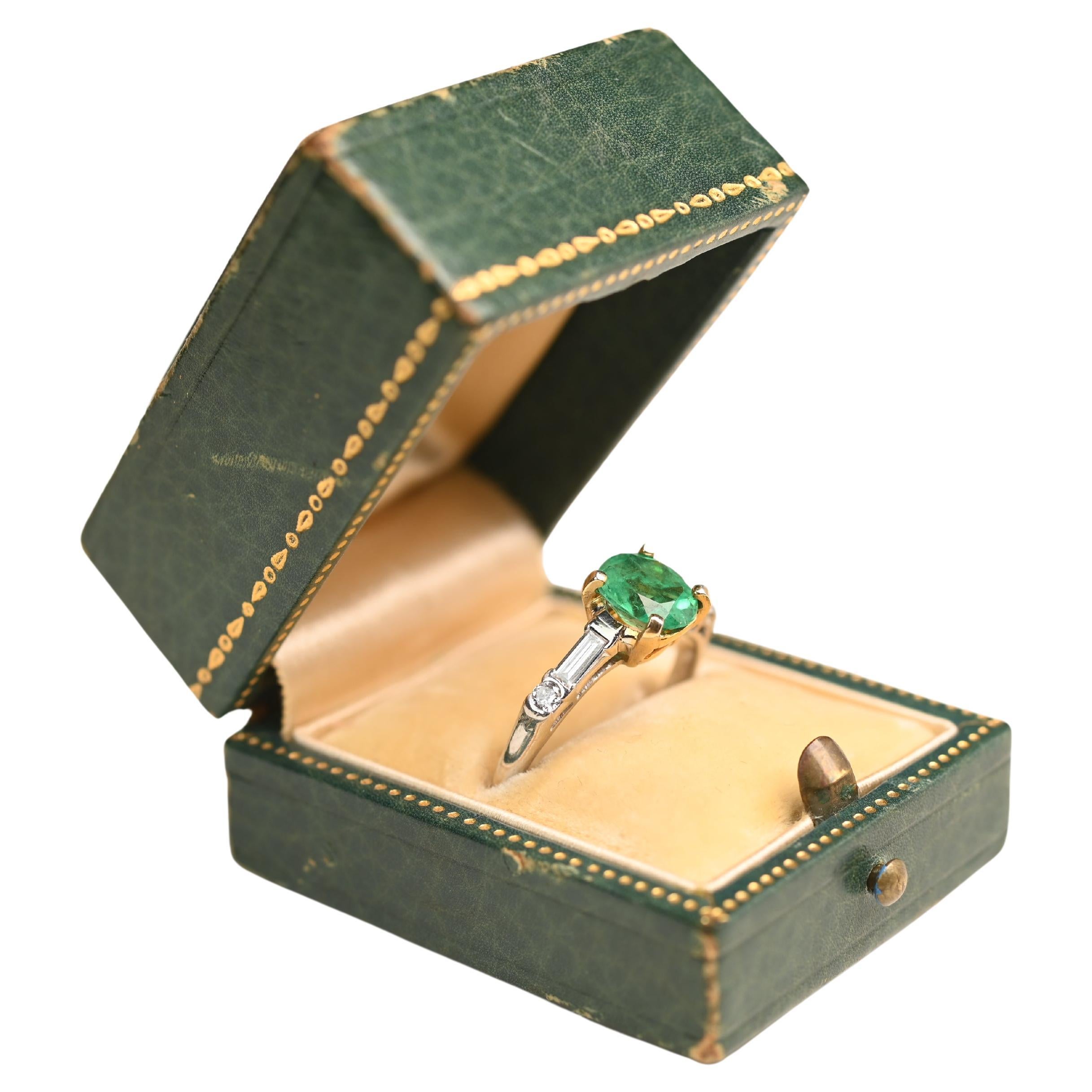 Bague de cocktail vintage en platine, émeraude ovale (environ 1,20 carats) et diamant