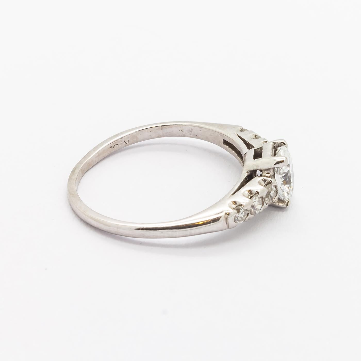 Vintage Oval Diamond and Platinum Ring, D VS1 0.51 Carats In Good Condition For Sale In London, GB
