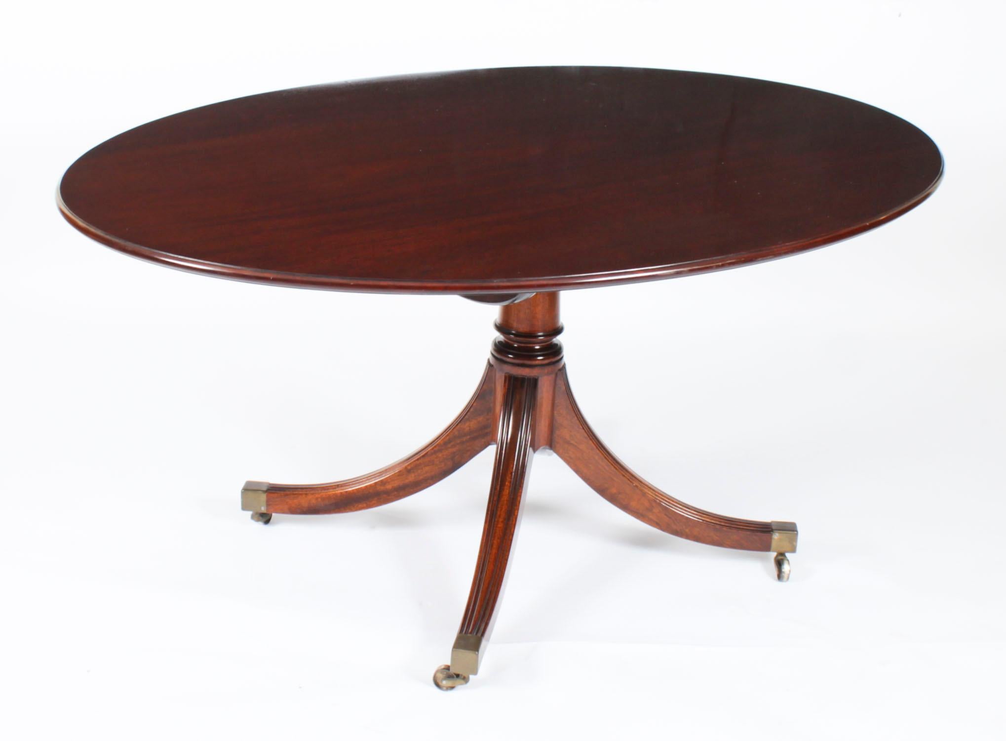 Sheraton Table de salle à manger ovale et 6 chaises de William Tillman 20ème siècle en vente
