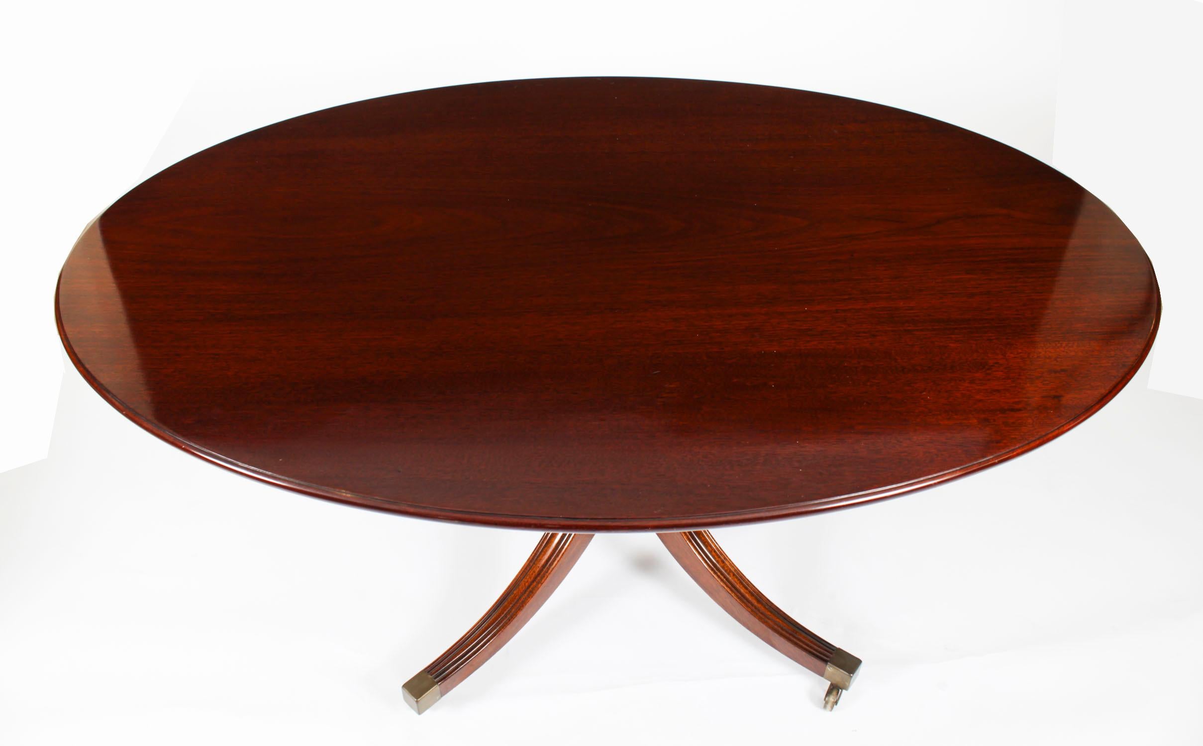Anglais Table de salle à manger ovale et 6 chaises de William Tillman 20ème siècle en vente