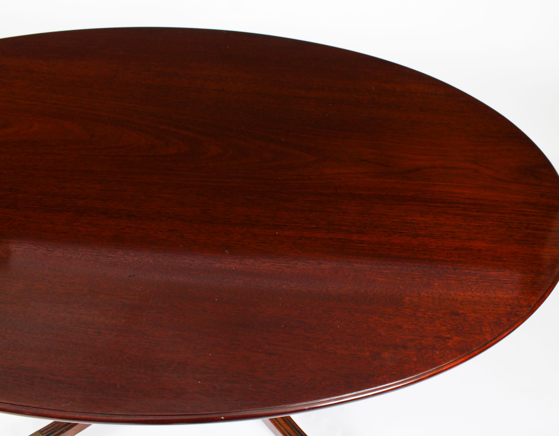 Sculpté à la main Table de salle à manger ovale et 6 chaises de William Tillman 20ème siècle en vente