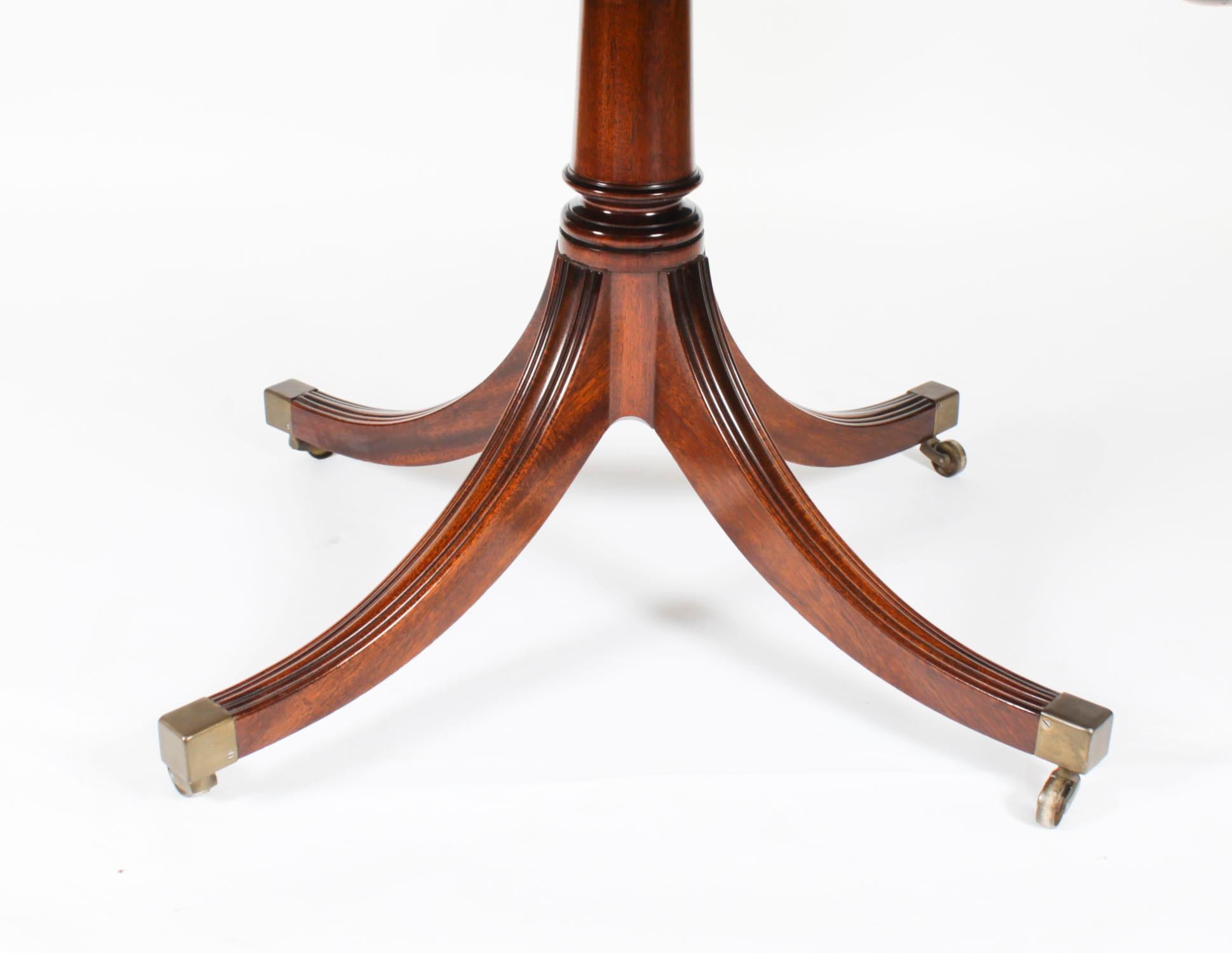 Table de salle à manger ovale et 6 chaises de William Tillman 20ème siècle Bon état - En vente à London, GB