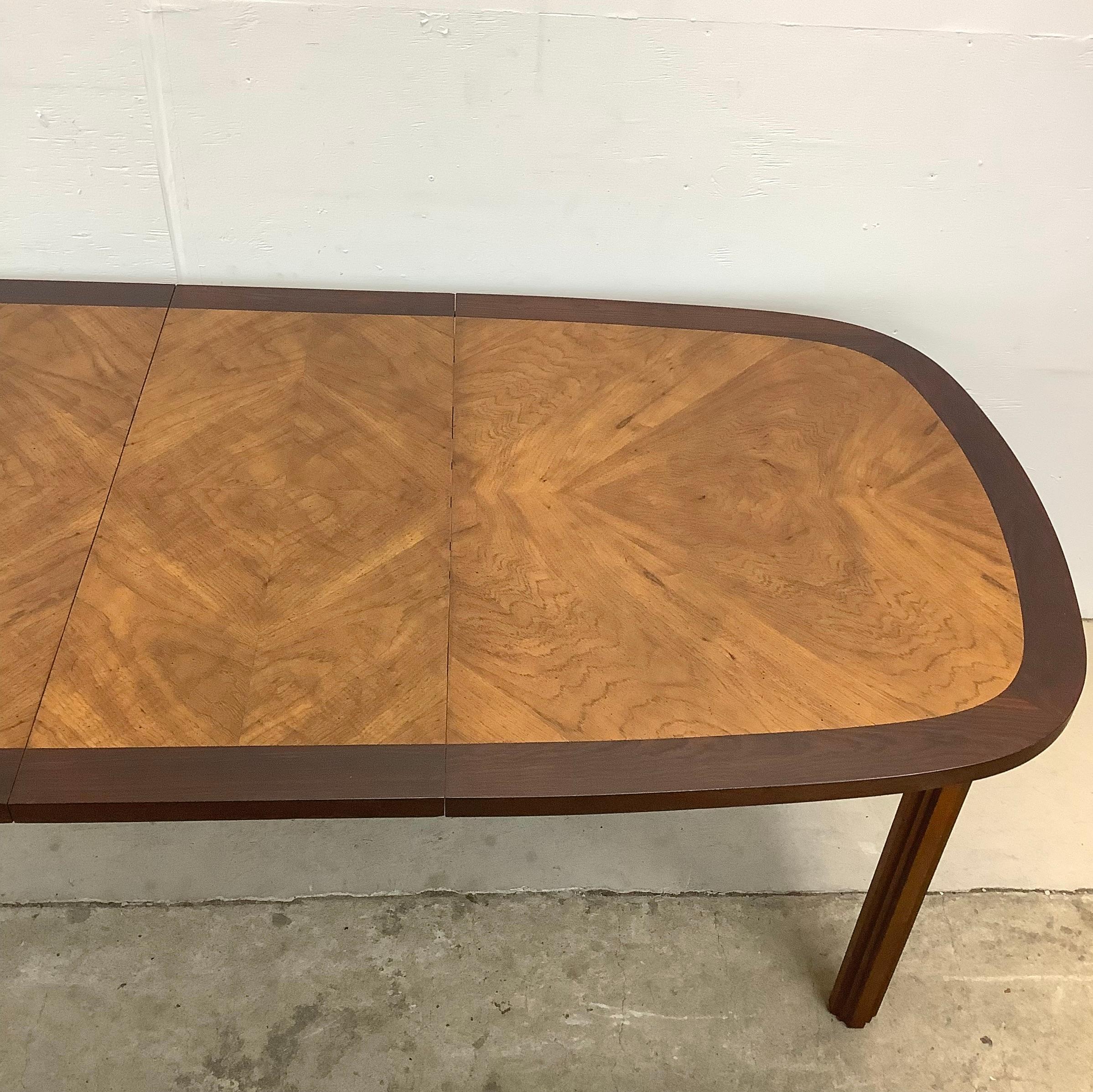 Vintage Oval Dining Table With Two Leaves- lane tower suite In Good Condition In Trenton, NJ