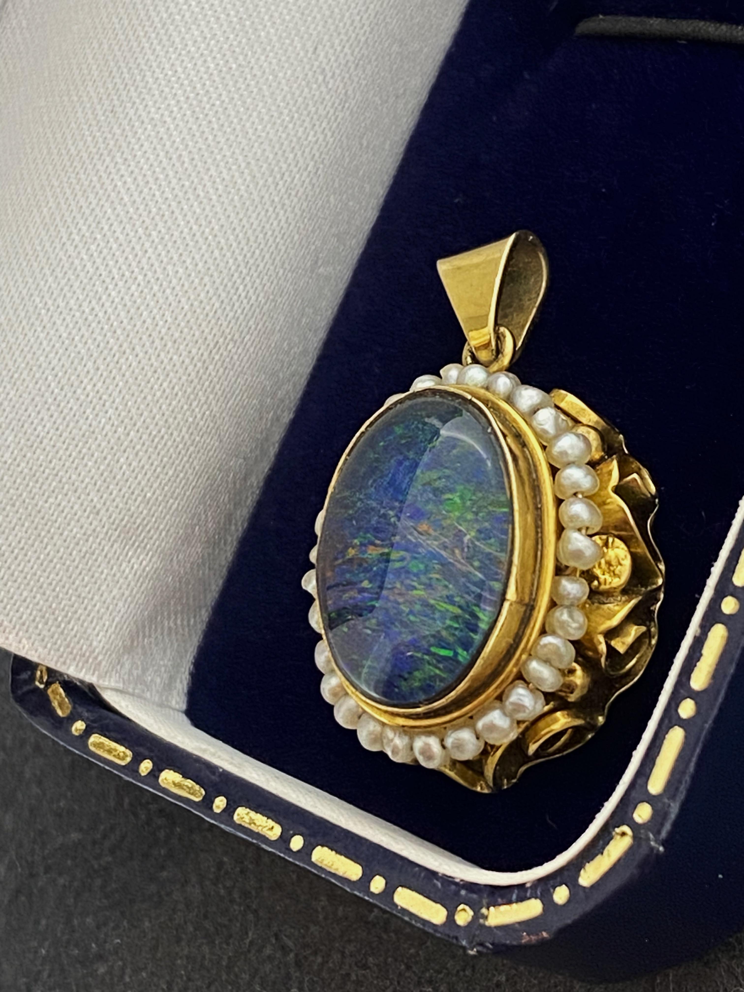 Di provenienza australiana, 
il ciondolo è realizzato in oro giallo 9K, con un grazioso motivo a filigrana,
misura 28 mm (inclusa la cauzione) x 17 mm 
lunetta con opale australiano doppio di forma ovale, 
di 15 mm x 10 mm, 
esibendo un magnifico