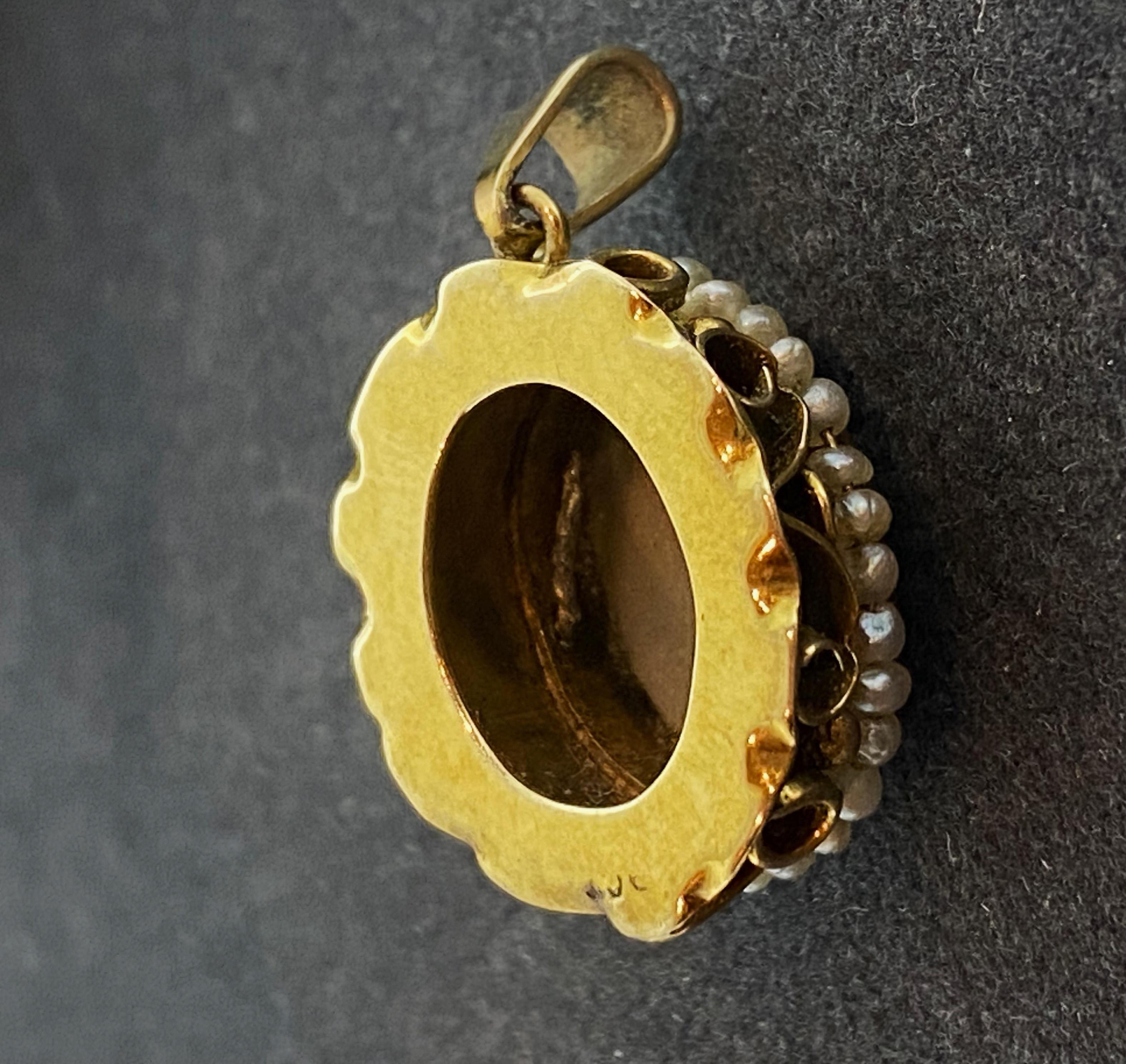 Rétro Ciondolo ovale d'epoca in opale doppio (15 mm x 10 mm) e perle di seme in oro giallo 9K in vendita