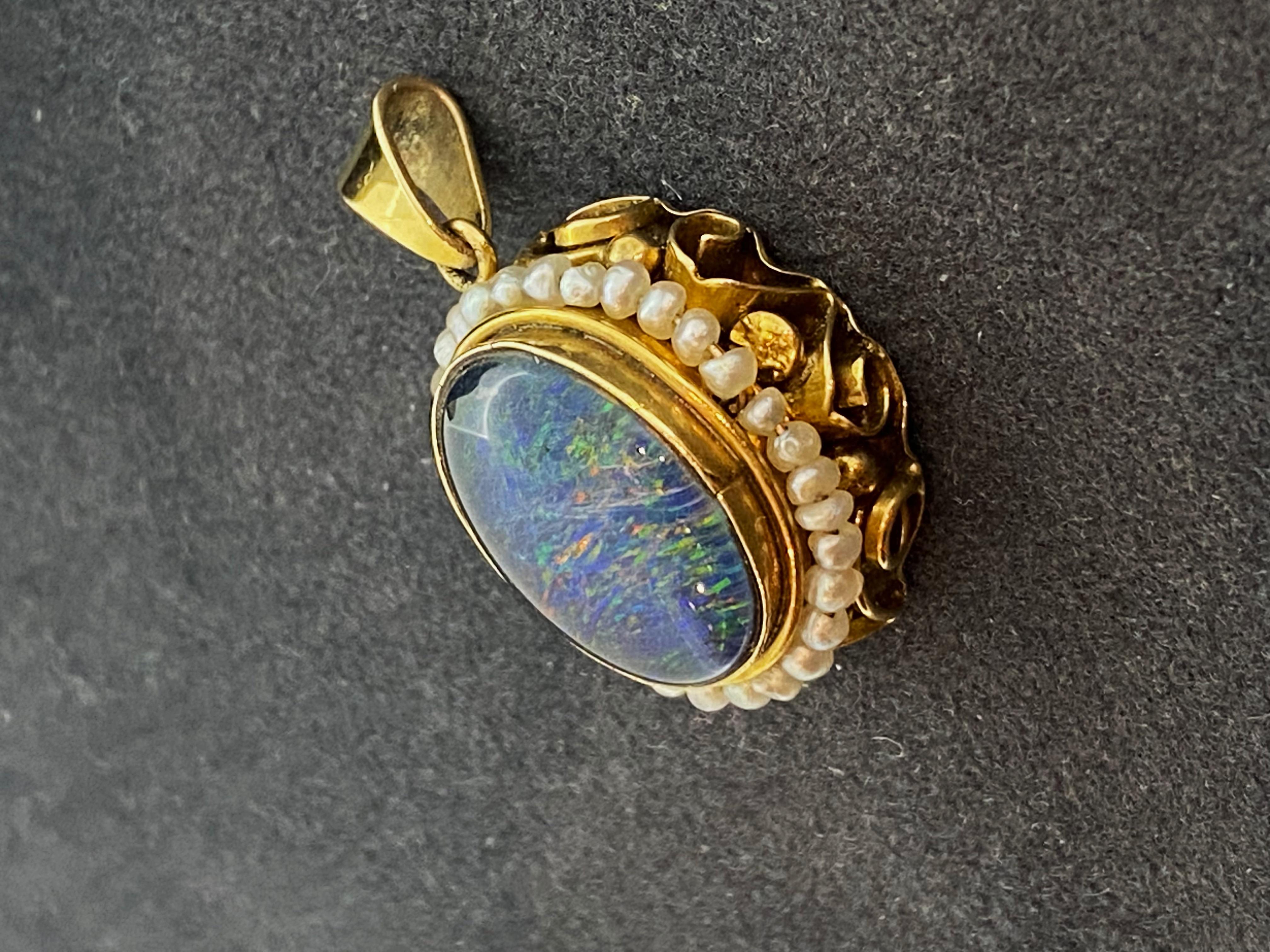 Taglio ovale Ciondolo ovale d'epoca in opale doppio (15 mm x 10 mm) e perle di seme in oro giallo 9K in vendita