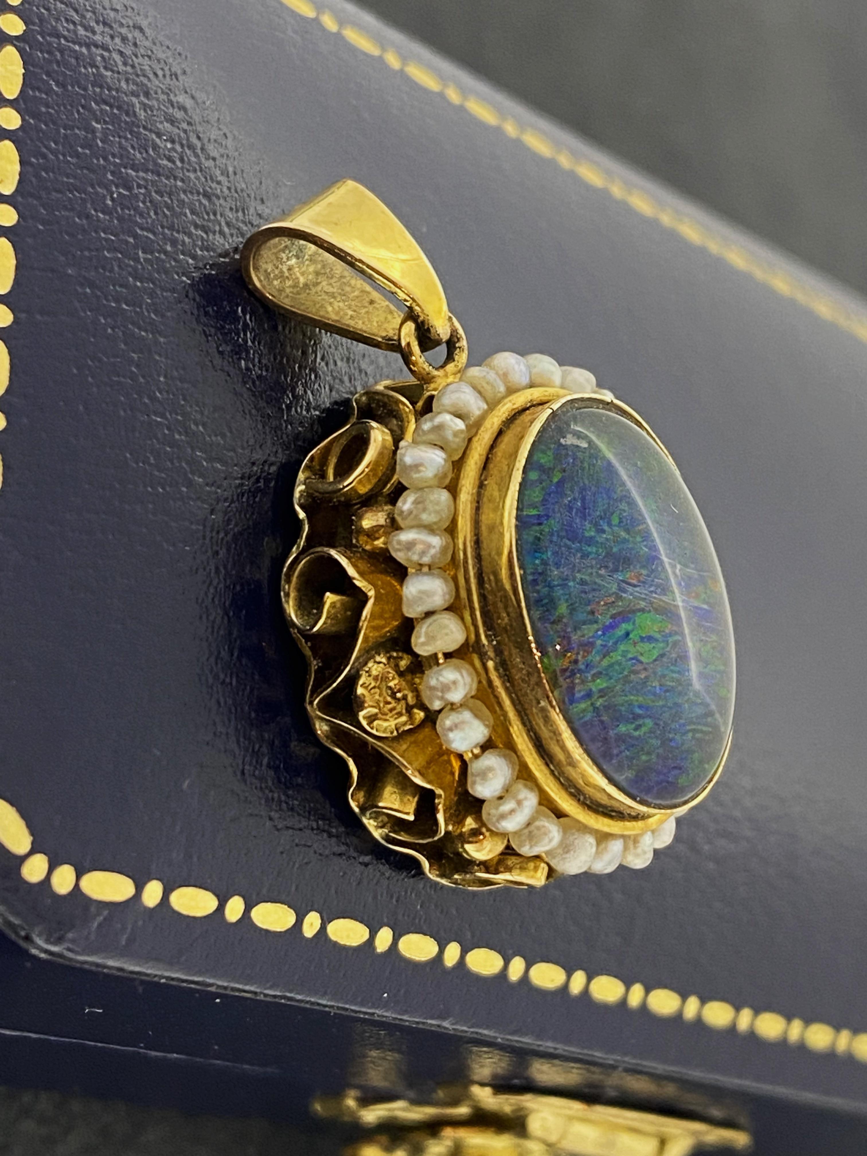 Ciondolo ovale d'epoca in opale doppio (15 mm x 10 mm) e perle di seme in oro giallo 9K In condizioni ottime in vendita a MELBOURNE, AU