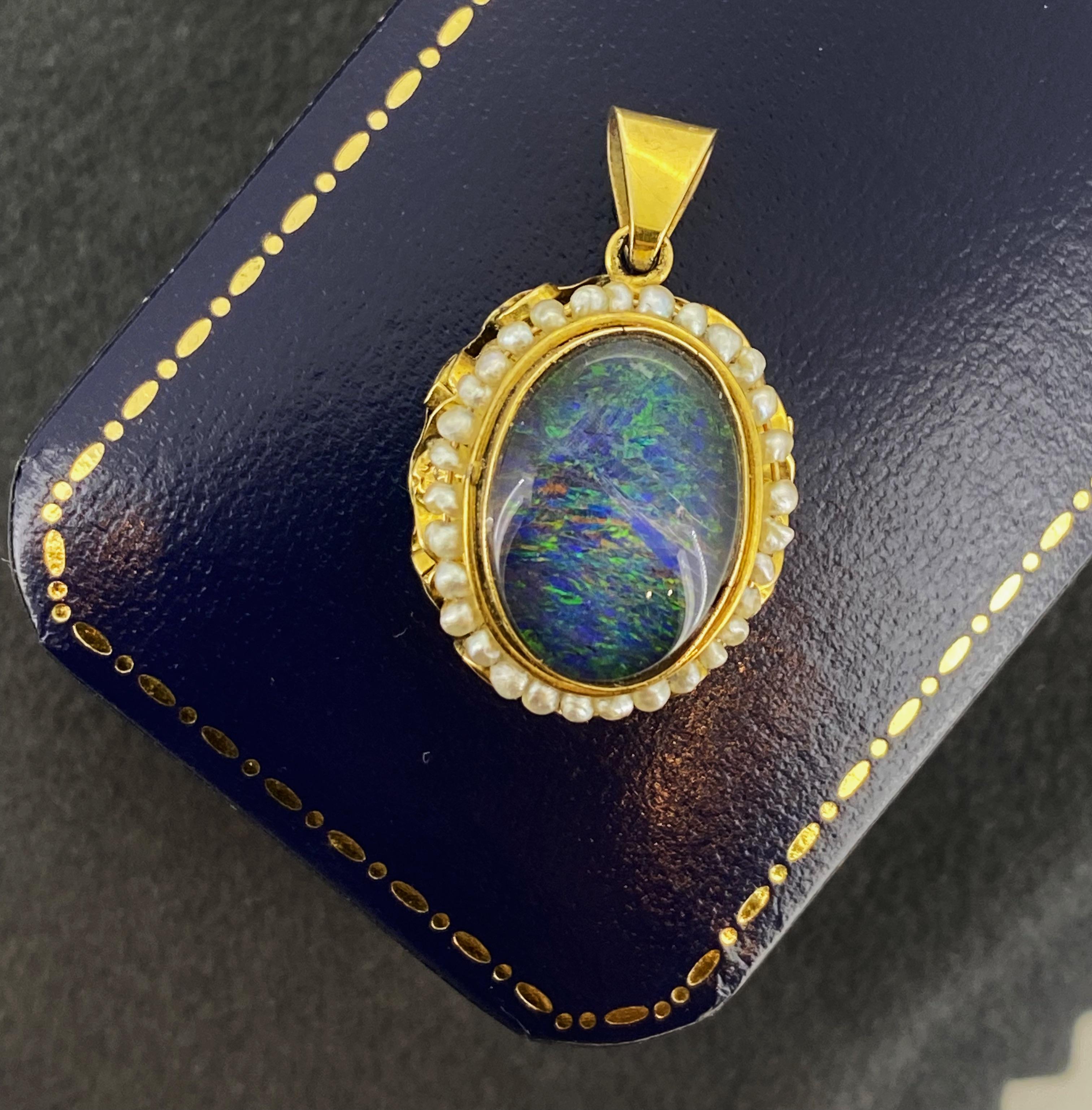 Donna Ciondolo ovale d'epoca in opale doppio (15 mm x 10 mm) e perle di seme in oro giallo 9K in vendita