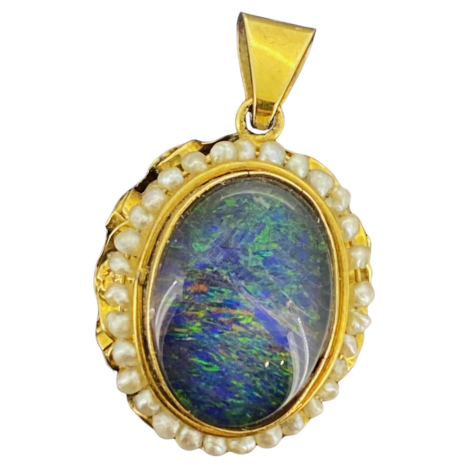 Ciondolo ovale d
epoca in opale doppio (15 mm x 10 mm) e perle di seme in oro giallo 9K in vendita