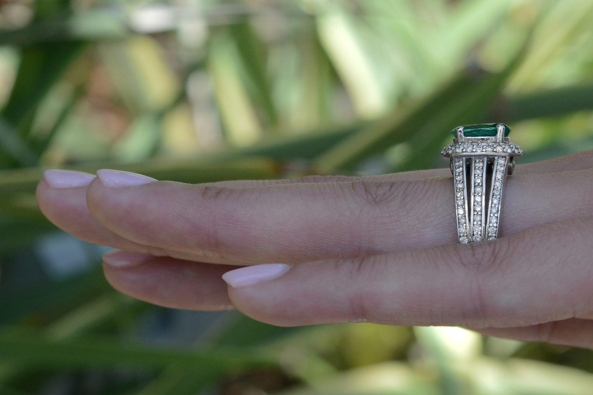 breiter ovaler Smaragd- und Diamantring mit 3 Bändern (Zeitgenössisch) im Angebot