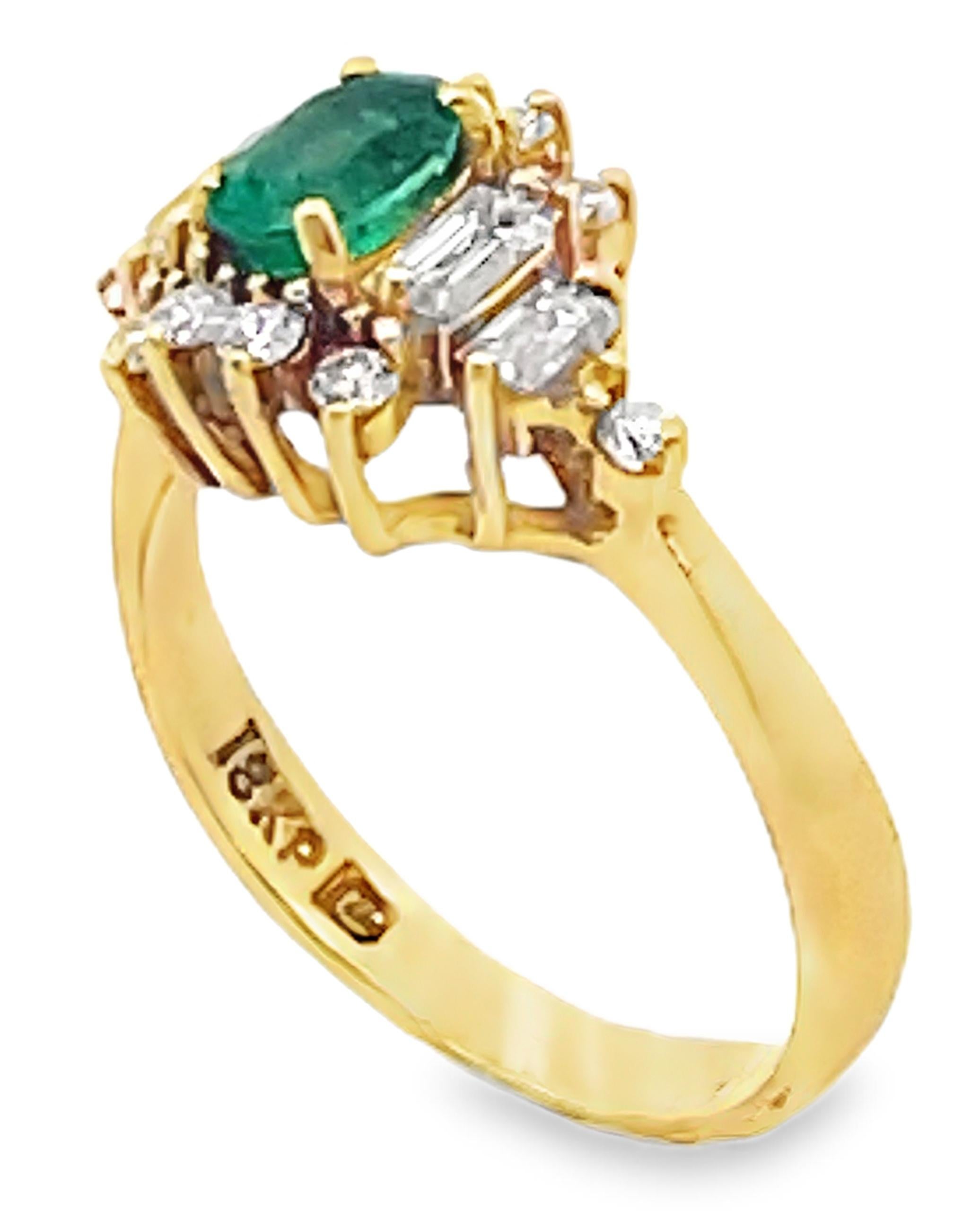 Anello vintage in oro giallo 18 carati con uno smeraldo ovale di 0,56 carati.  4 diamanti baguette e 10 diamanti rotondi per un totale di 0,80 carati.

- Taglia 7, può essere aumentata o diminuita fino a 2 taglie.

- Si tratta di un pezzo nuovo,