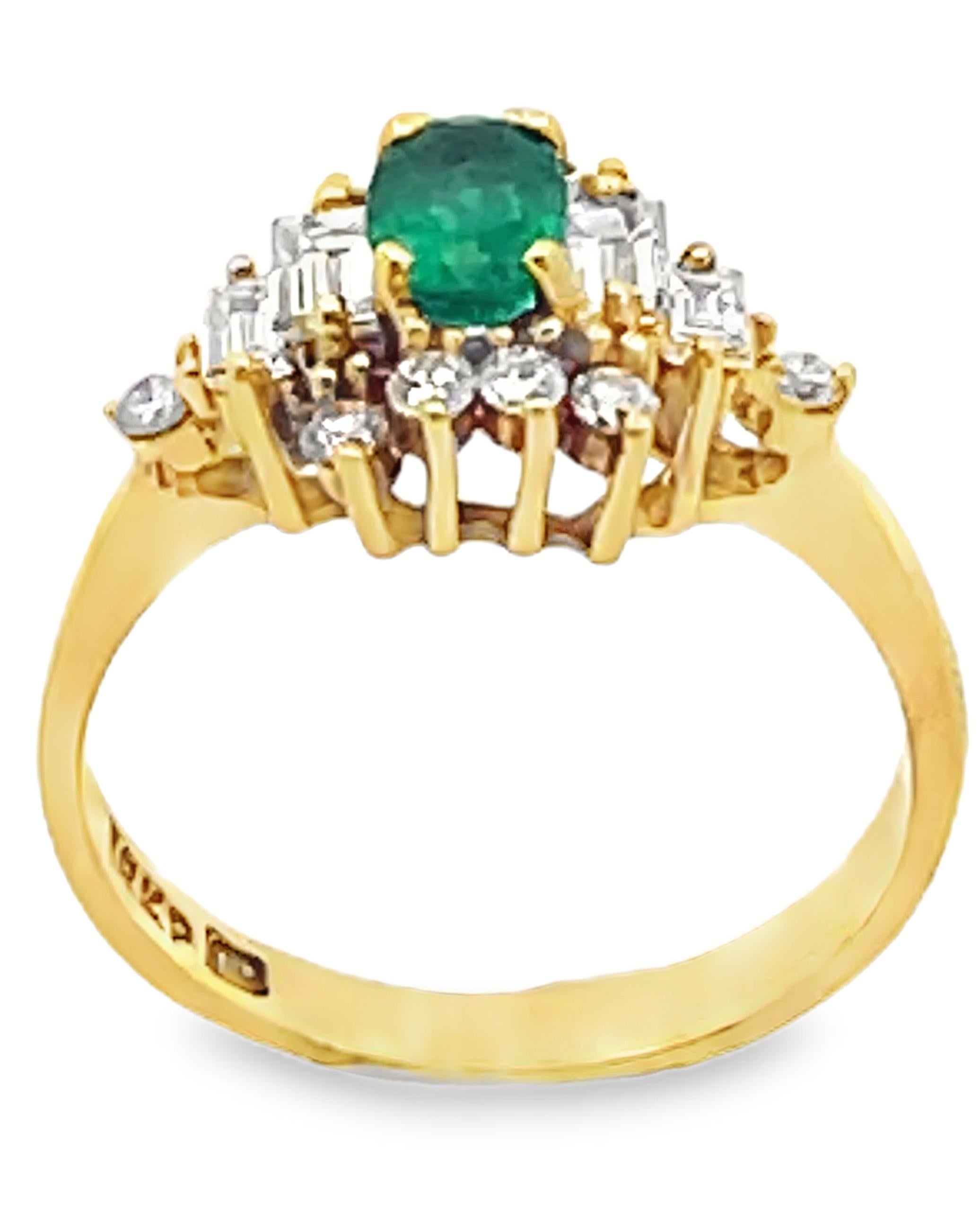 Contemporaneo Anello vintage con smeraldo ovale, baguette e diamanti rotondi incastonati in oro giallo 18 carati in vendita