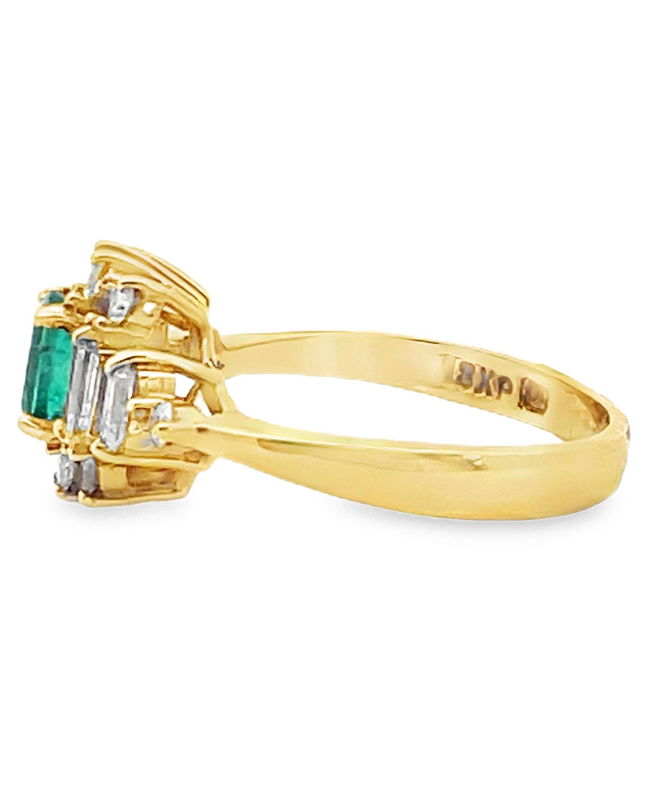 Taglio misto Anello vintage con smeraldo ovale, baguette e diamanti rotondi incastonati in oro giallo 18 carati in vendita