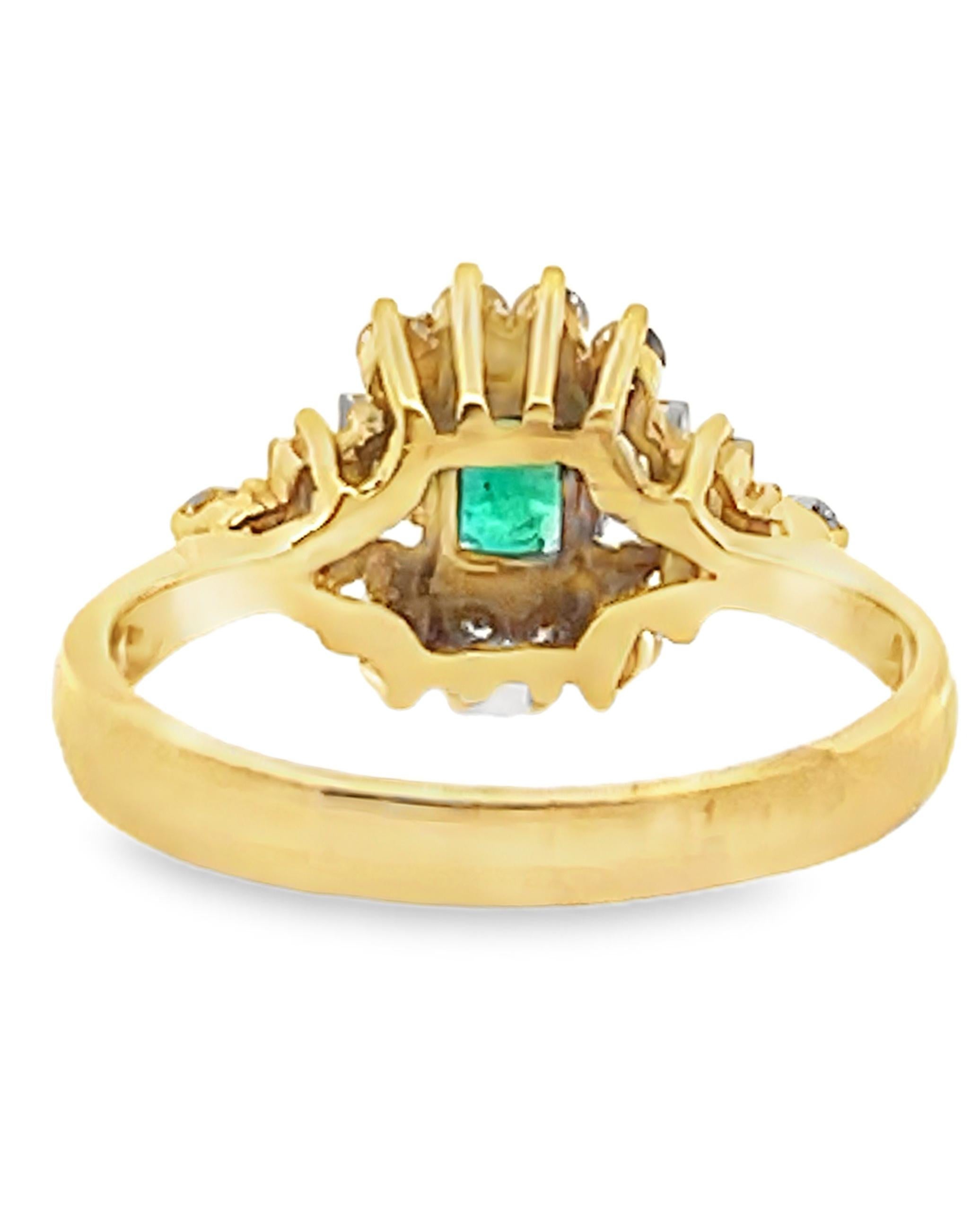 Anello vintage con smeraldo ovale, baguette e diamanti rotondi incastonati in oro giallo 18 carati In condizioni Nuovo in vendita a Old Tappan, NJ