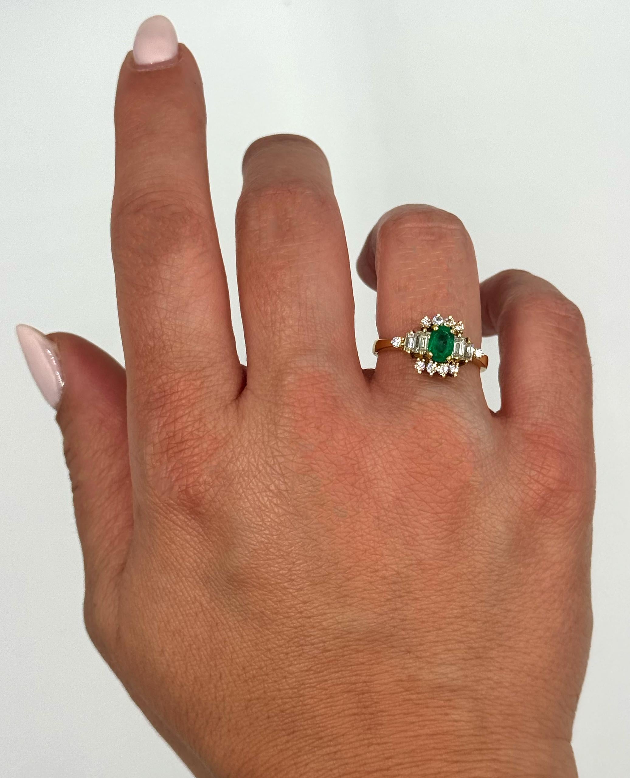 Donna Anello vintage con smeraldo ovale, baguette e diamanti rotondi incastonati in oro giallo 18 carati in vendita