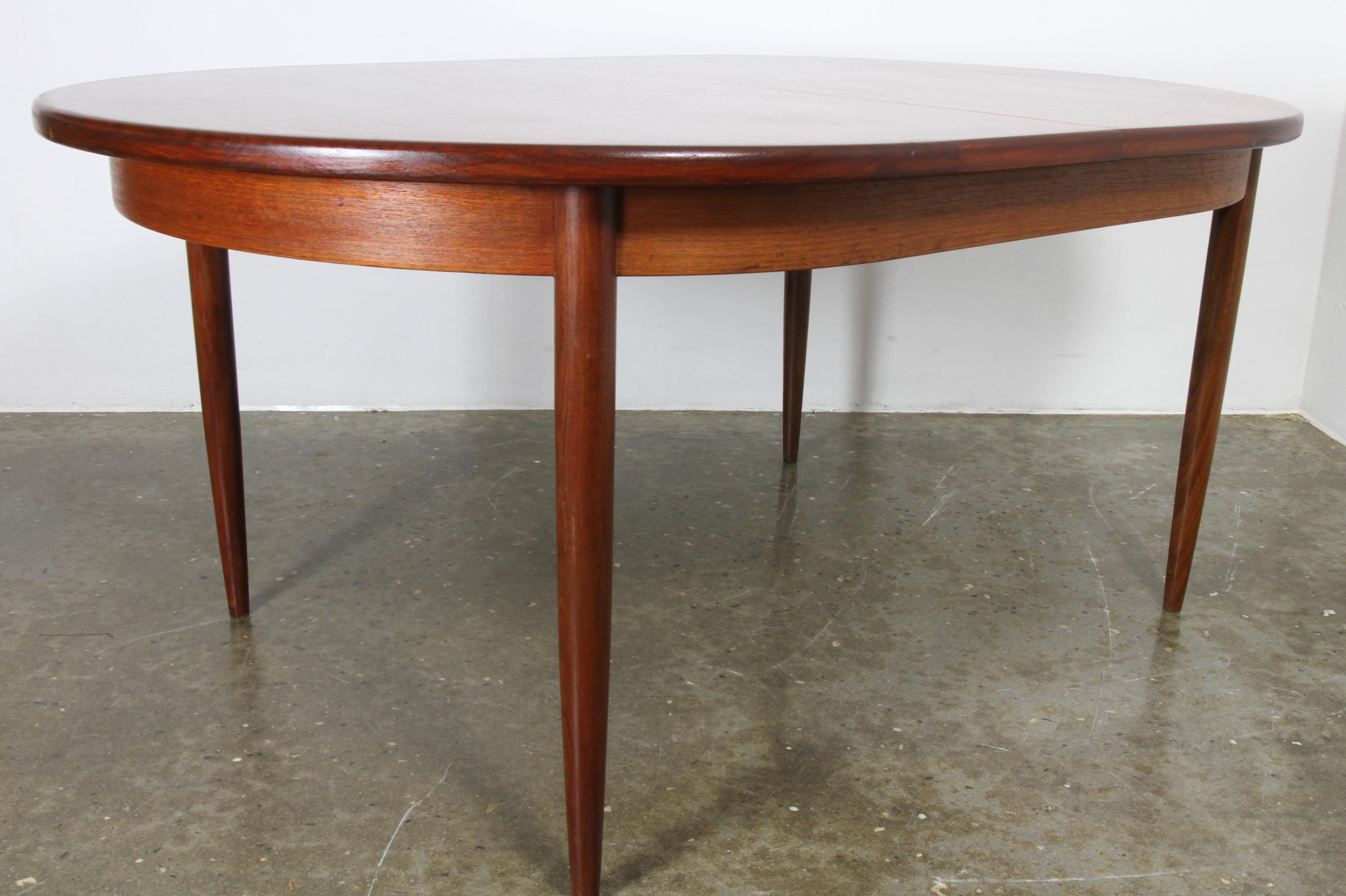 Vintage oval extendable teak and redwood dining table by G-Plan 1960s.
Designed by Danish designer Ib Kofod-Larsen. Large Mid-Century Modern table from G Plan in reddish/brown tones with elegant round tapered legs. Classic midmod item. Pleasing on