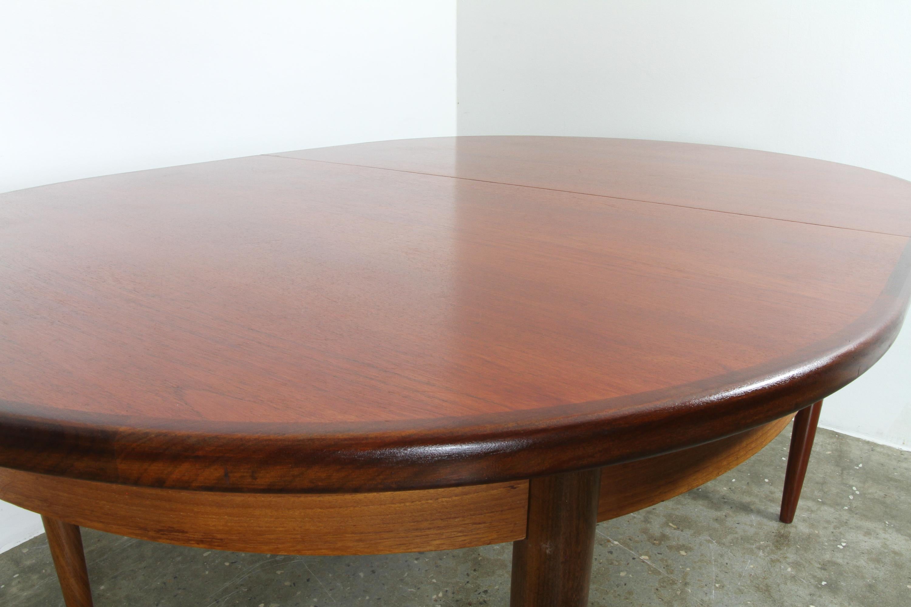 Scandinavian Modern Vintage Oval Extendable Teak and Redwood Dining Table by G-Plan, 1960s