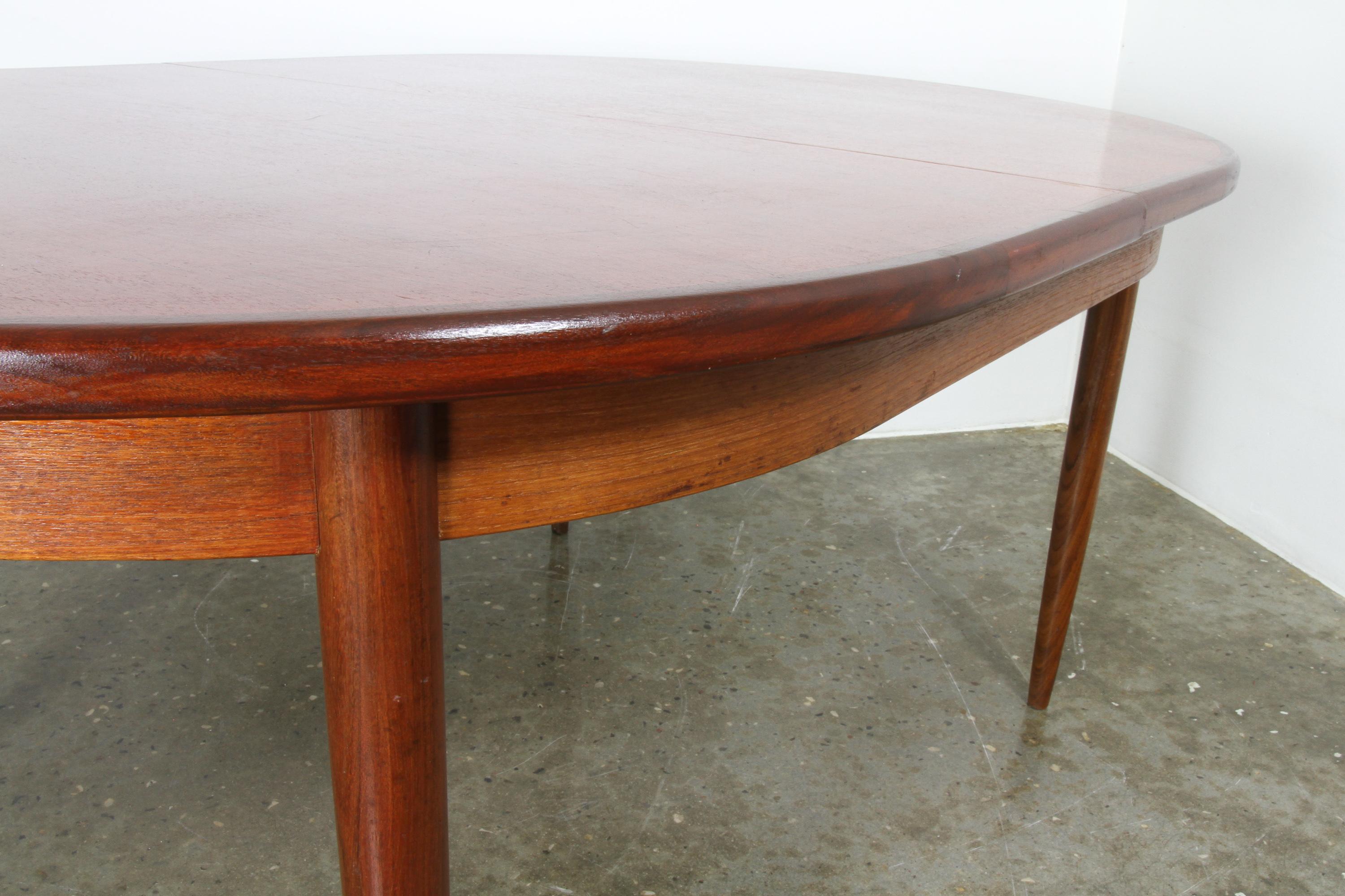 English Vintage Oval Extendable Teak and Redwood Dining Table by G-Plan, 1960s