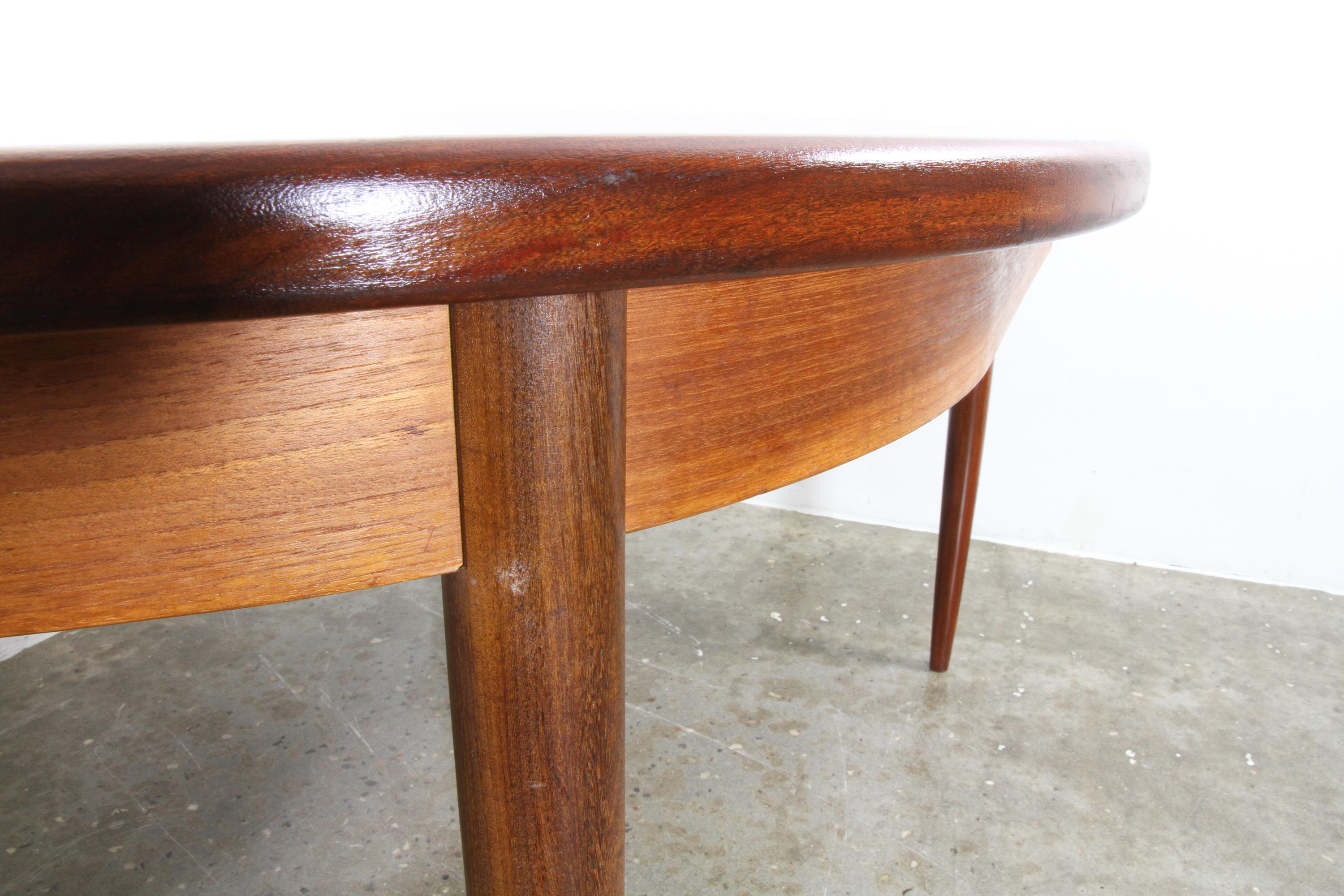 Vintage Oval Extendable Teak and Redwood Dining Table by G-Plan, 1960s In Good Condition In Asaa, DK