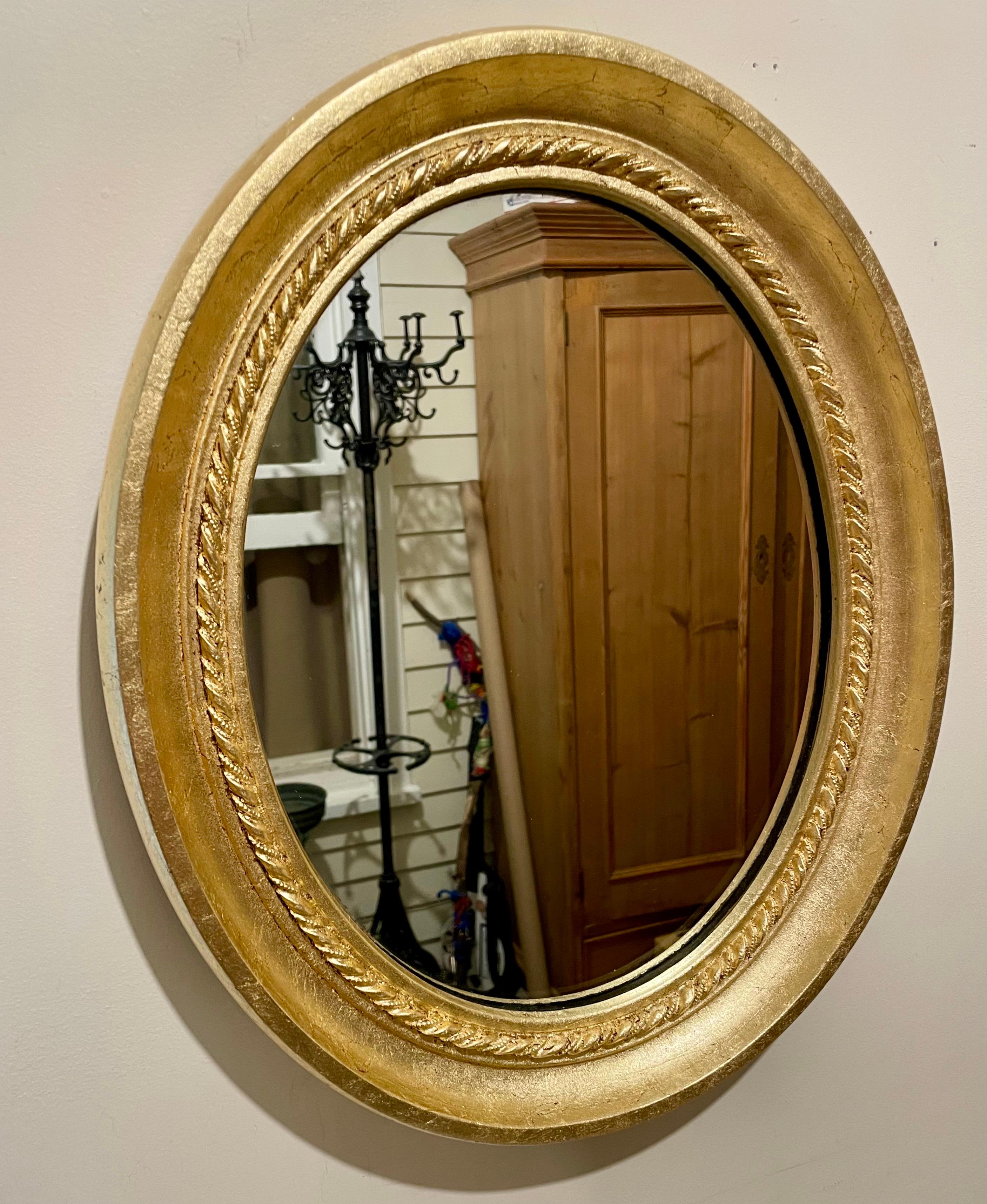 Miroir ovale italien en bois doré et gesso. Grande taille, mesure 27