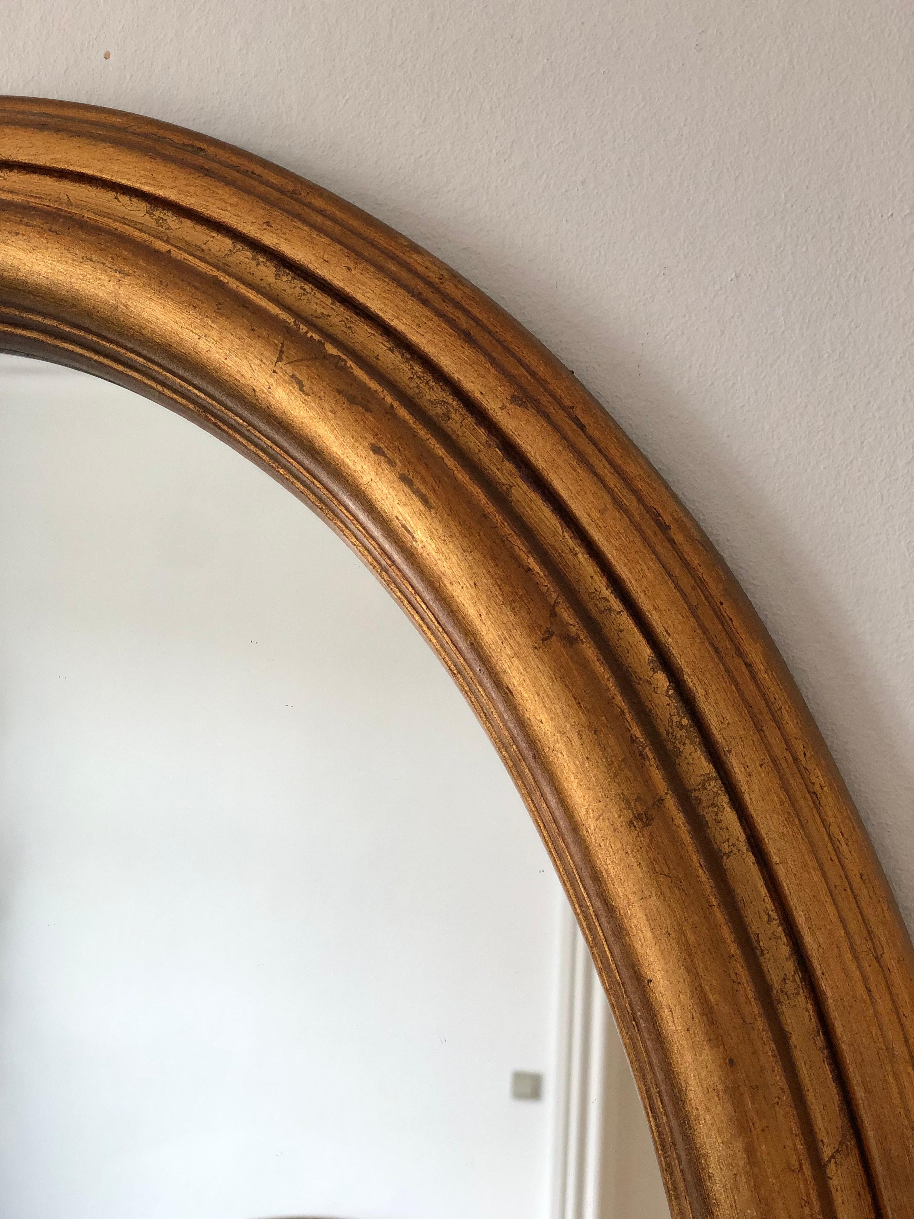 Elegant miroir ovale vintage de Belgique, doté d'un cadre en bois doré sculpté et d'une douce finition dorée. 

Objet : miroir
Style : Vintage
Période : 1970-1980
Pays d'origine : Belgique
Condit : Bon. Usure conforme à l'âge et à l'utilisation,