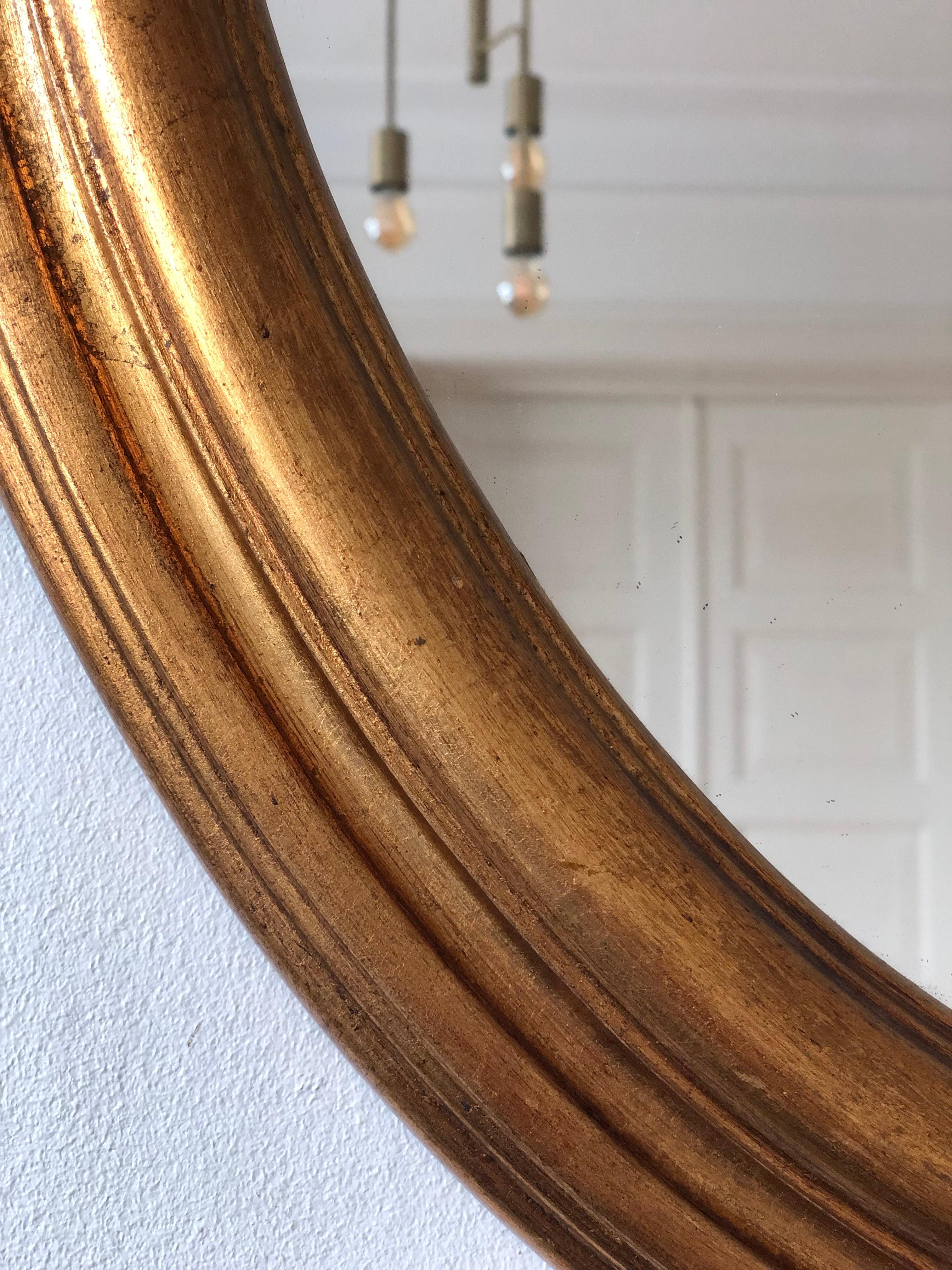 Hollywood Regency Miroir ovale vintage en bois doré Belgique en vente