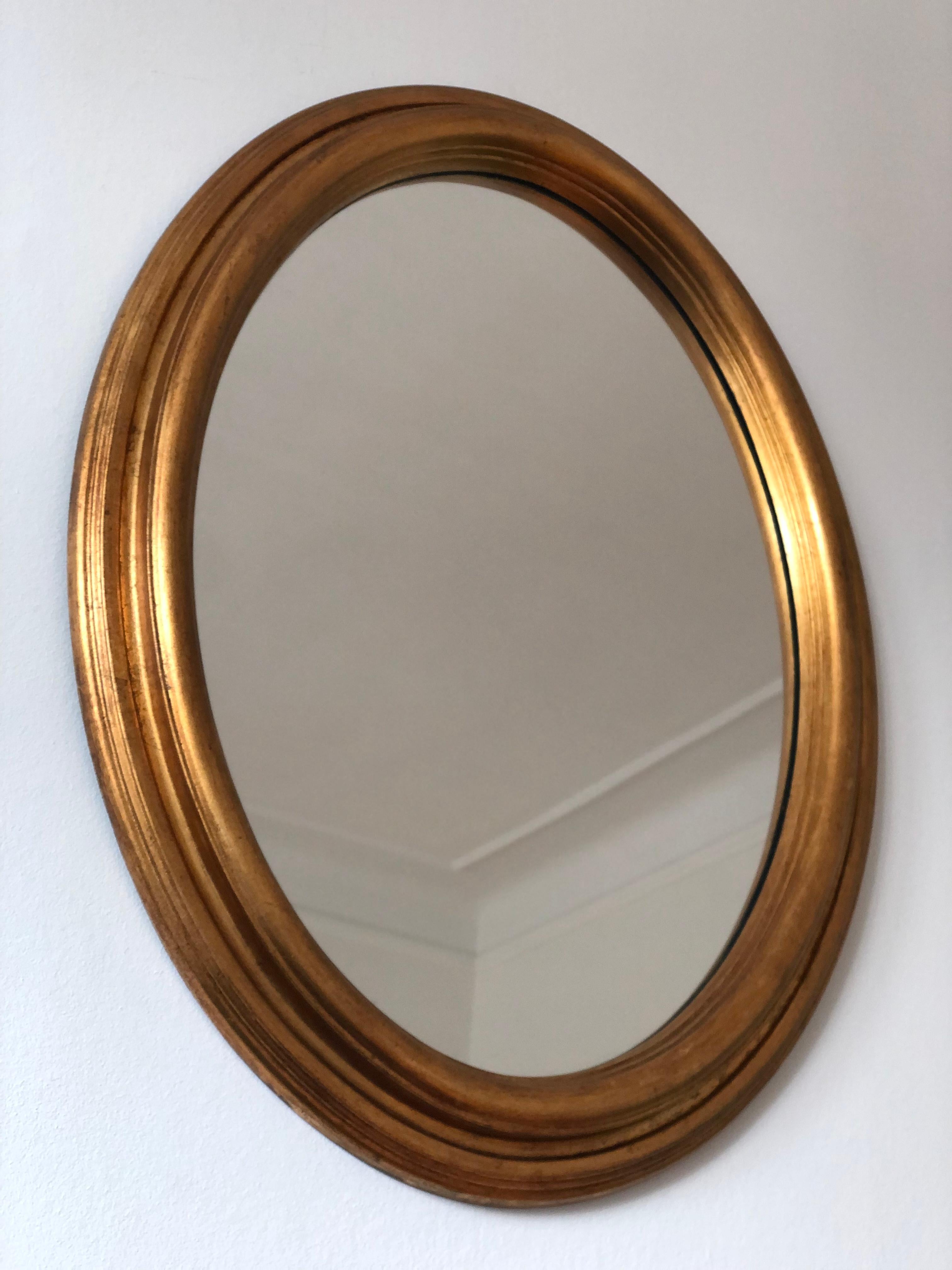 Belge Miroir ovale vintage en bois doré Belgique en vente