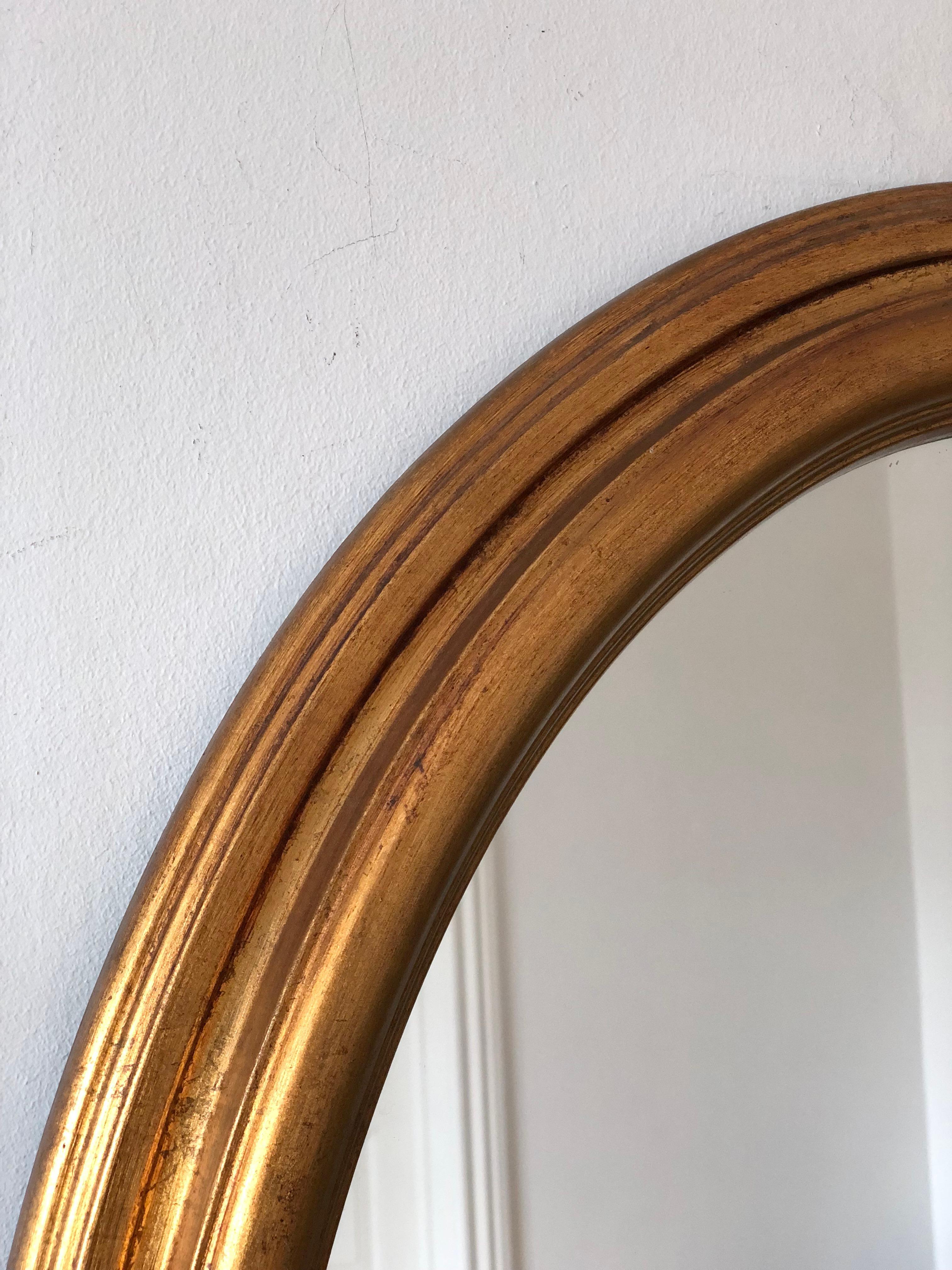 Doré Miroir ovale vintage en bois doré Belgique en vente