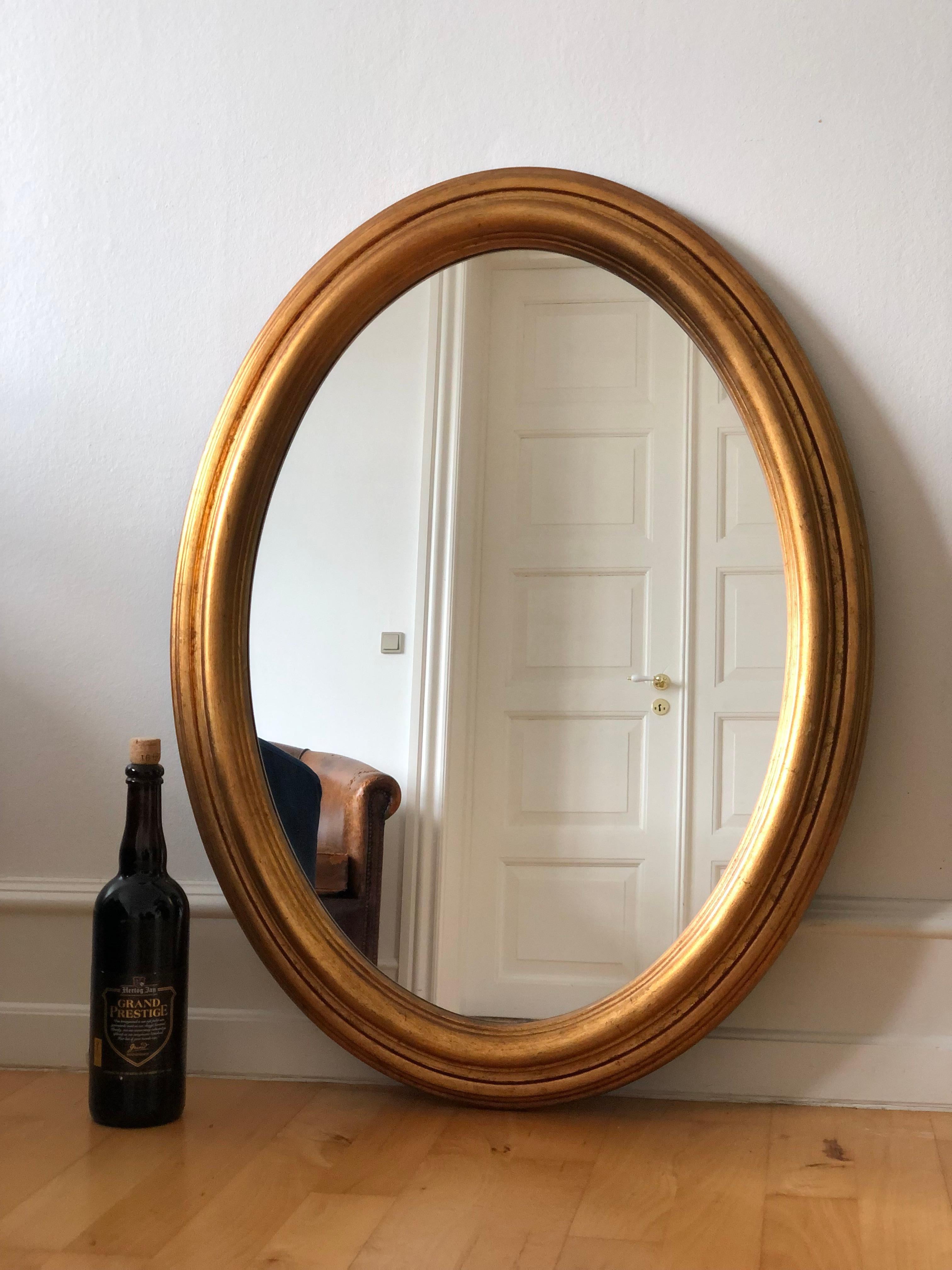 20ième siècle Miroir ovale vintage en bois doré Belgique en vente