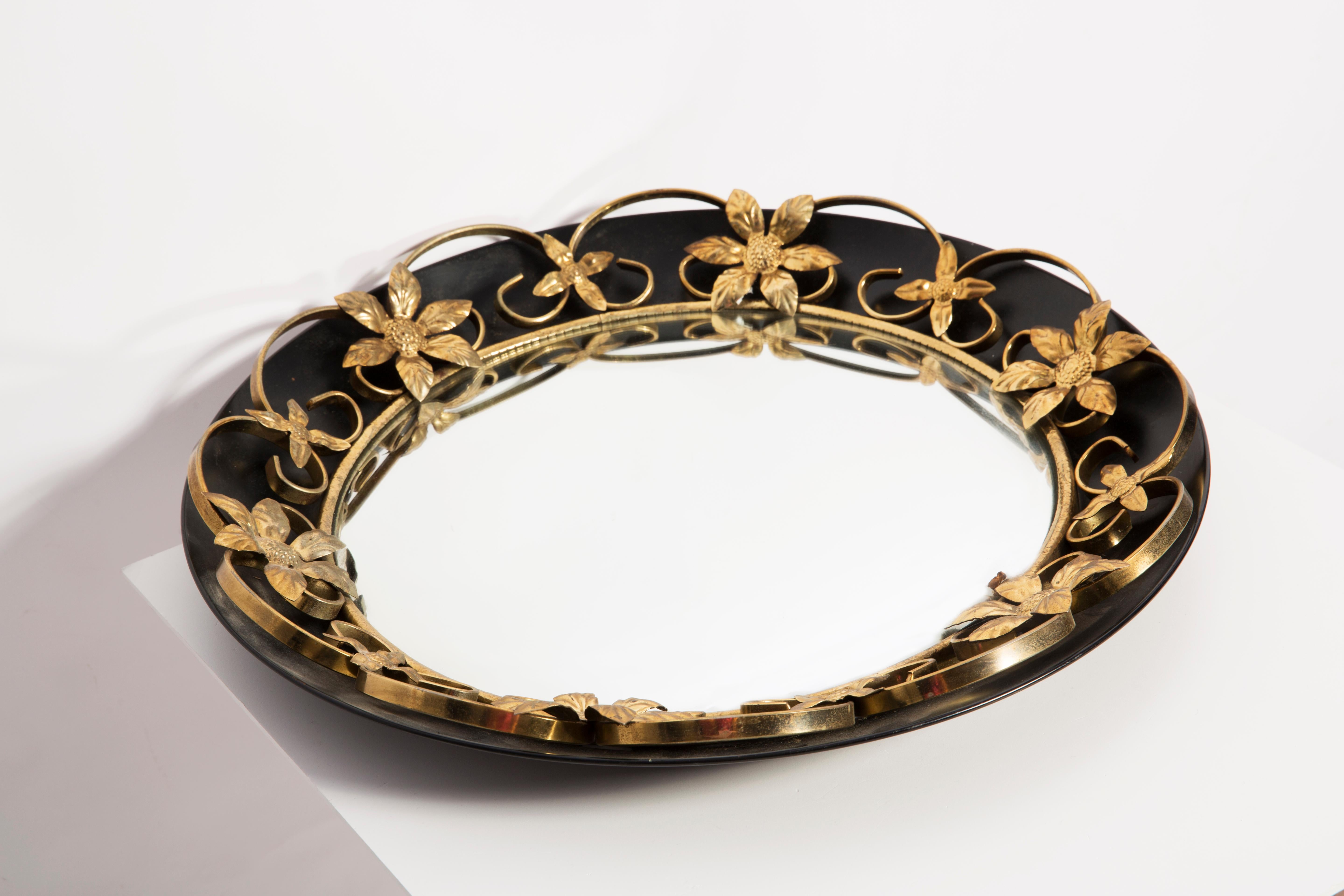 Ovaler Vintage-Spiegel in Gold und Schwarz mit Blumenrahmen, Italien, 1960er Jahre im Zustand „Gut“ im Angebot in 05-080 Hornowek, PL