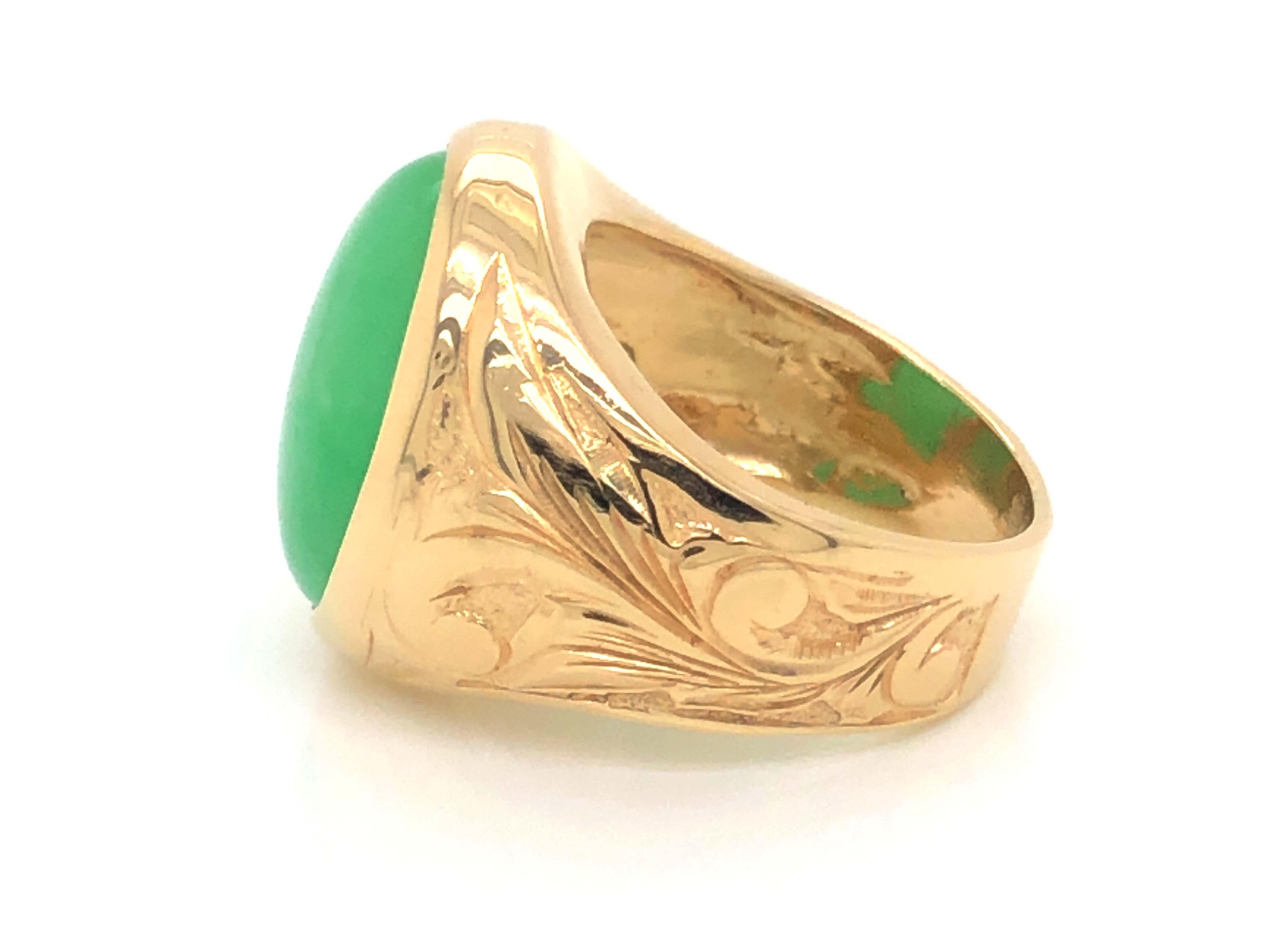 Modern Vintage Oval Green Jade Ring with Engraved Shoulders in 14k Yellow Gold For Sale
