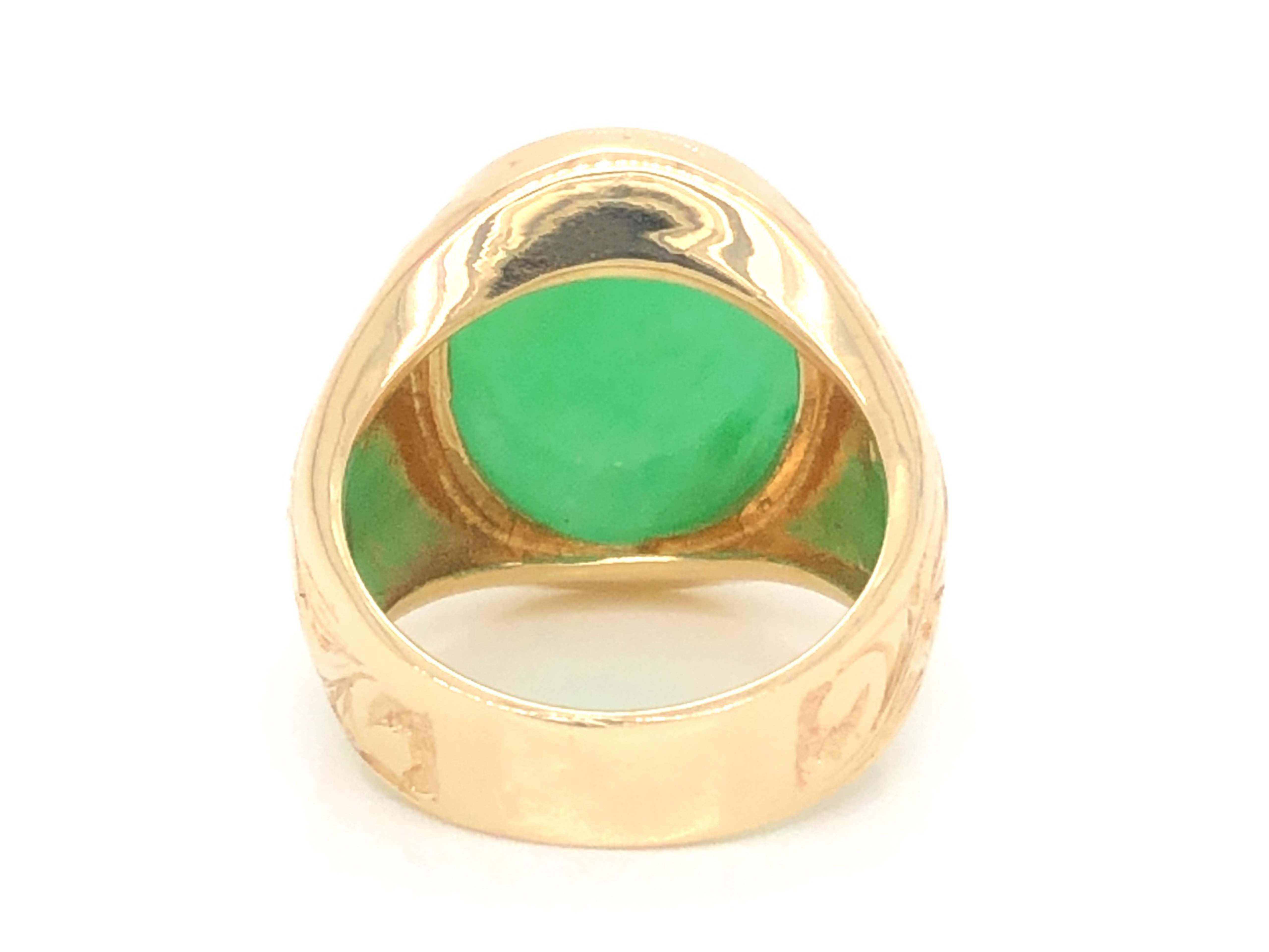 Oval Cut Vintage Oval Green Jade Ring with Engraved Shoulders in 14k Yellow Gold For Sale