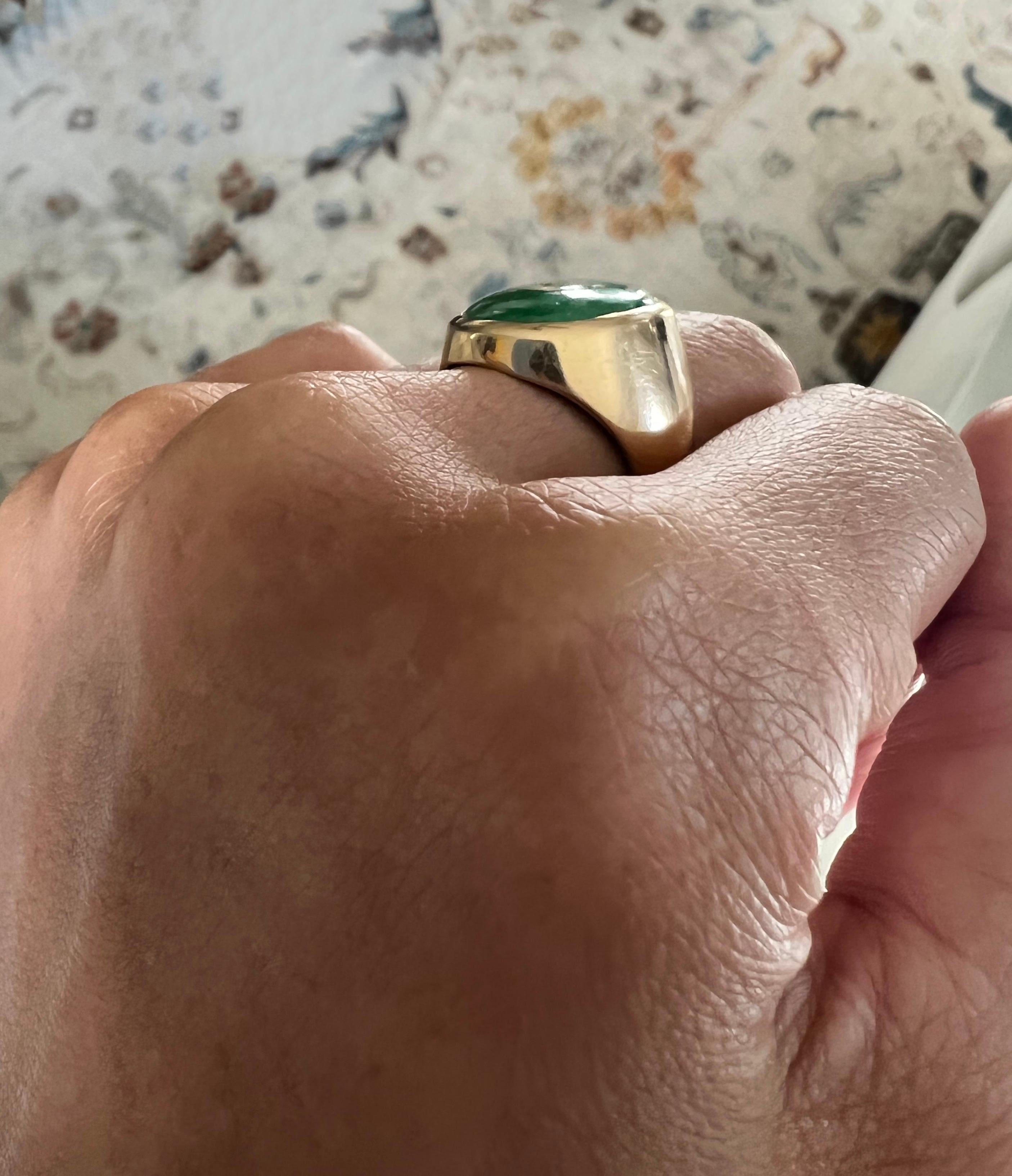 Vintage Oval Green Jadeite Jade Ring 14K Yellow Gold In Excellent Condition For Sale In beverly hills, CA