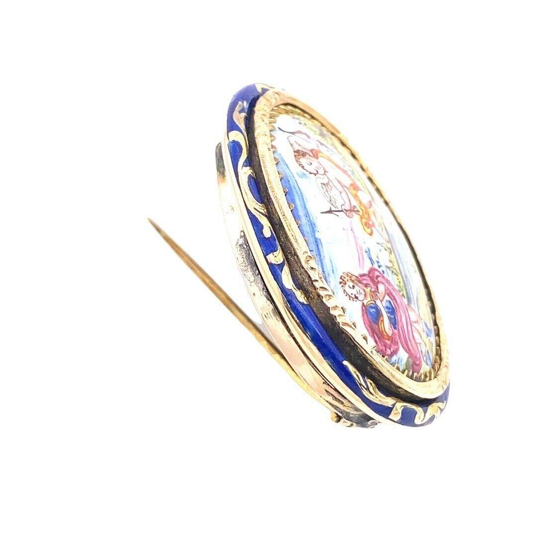 Vintage Oval Hand Painted Angels Scene Set in 9ct & 14ct Yellow Gold In Excellent Condition In London, GB