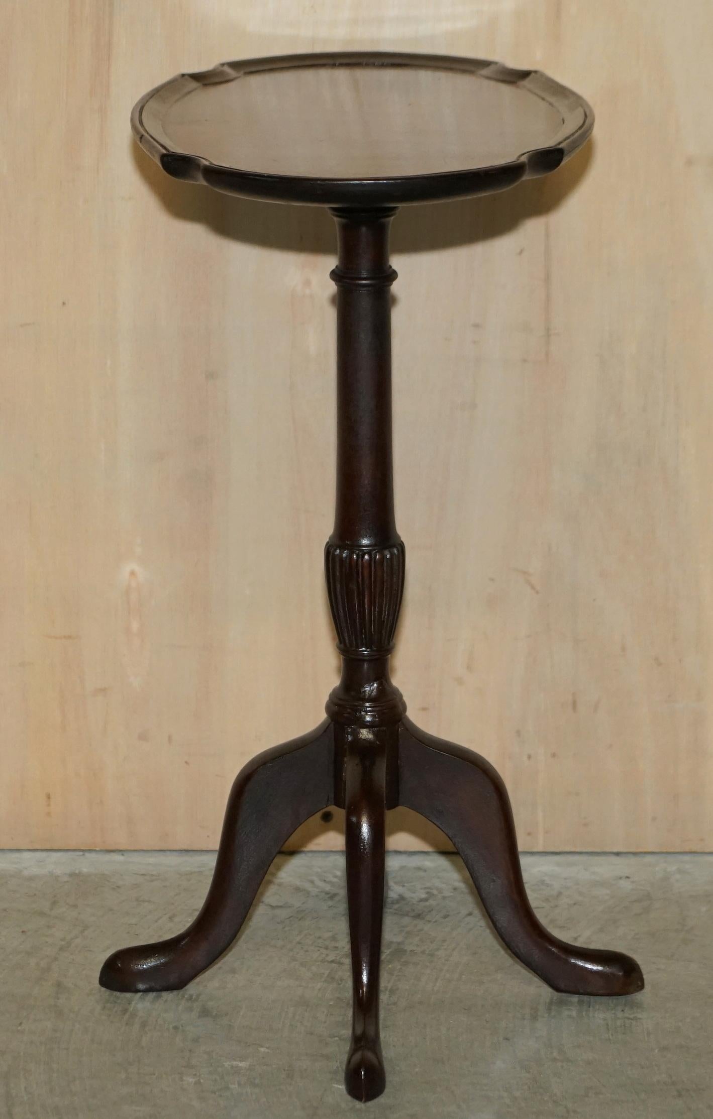 VINTAGE OVAL HARDWOOD CARVED LEGS PIE CRUST EDGE QUAD LAMP SiDE END WINE TABLE For Sale 3