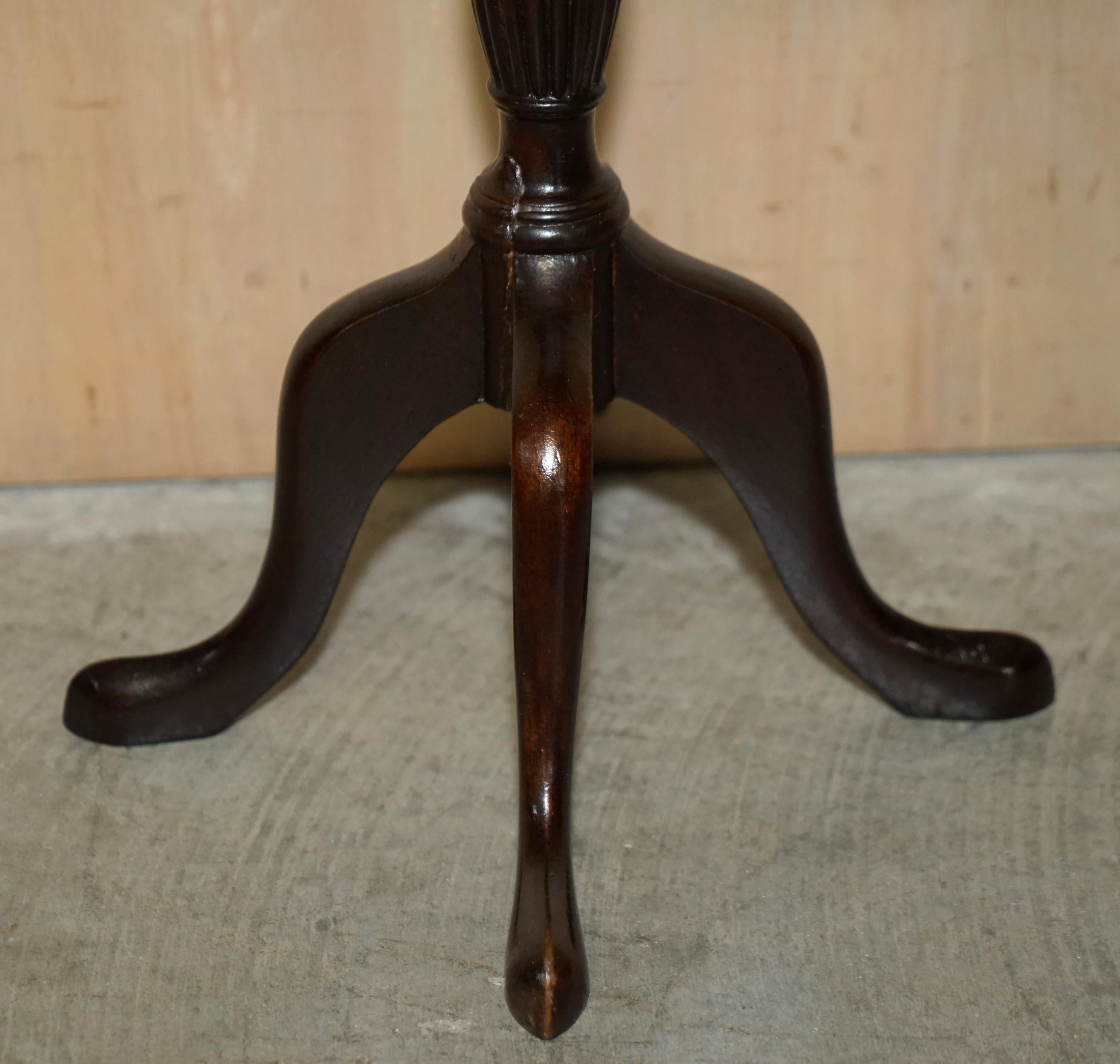20th Century VINTAGE OVAL HARDWOOD CARVED LEGS PIE CRUST EDGE QUAD LAMP SiDE END WINE TABLE For Sale