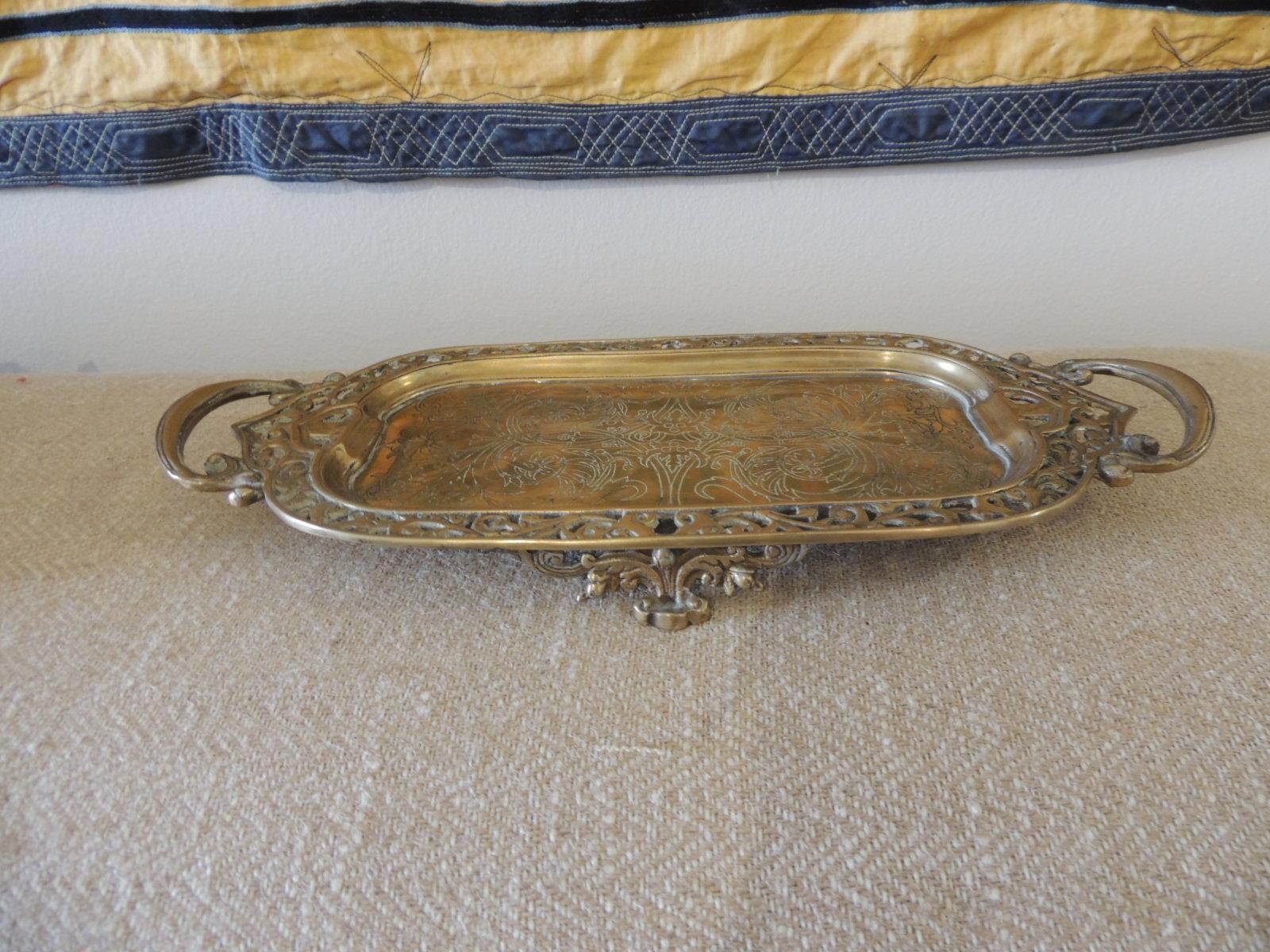 Vintage oval Indian brass decorative tray with handles.
Size: 9