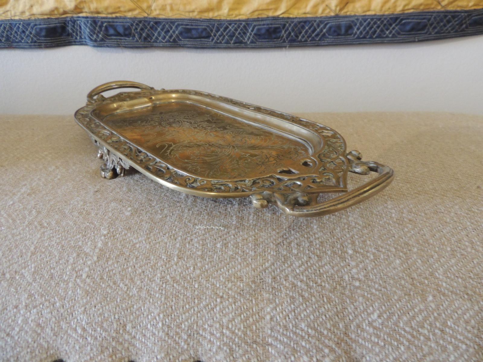 Arts and Crafts Vieux plateau decoratif ovale en laiton indien avec poignees