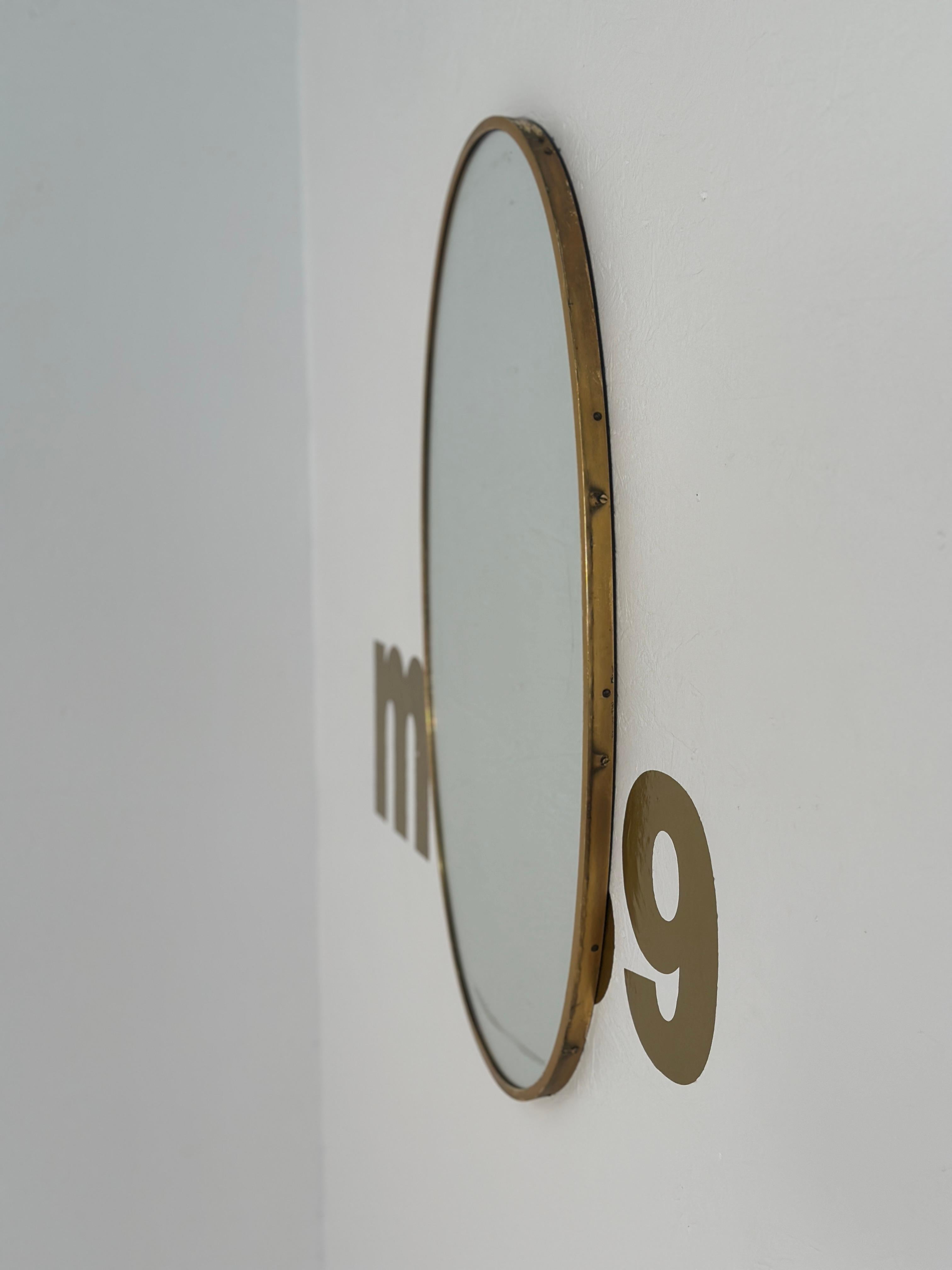 Uno specchio da parete ovale italiano vintage degli anni '60 è un pezzo classico che riflette il design elegante e sofisticato dell'epoca, caratterizzato dall'elegante forma ovale e dall'artigianato italiano.

