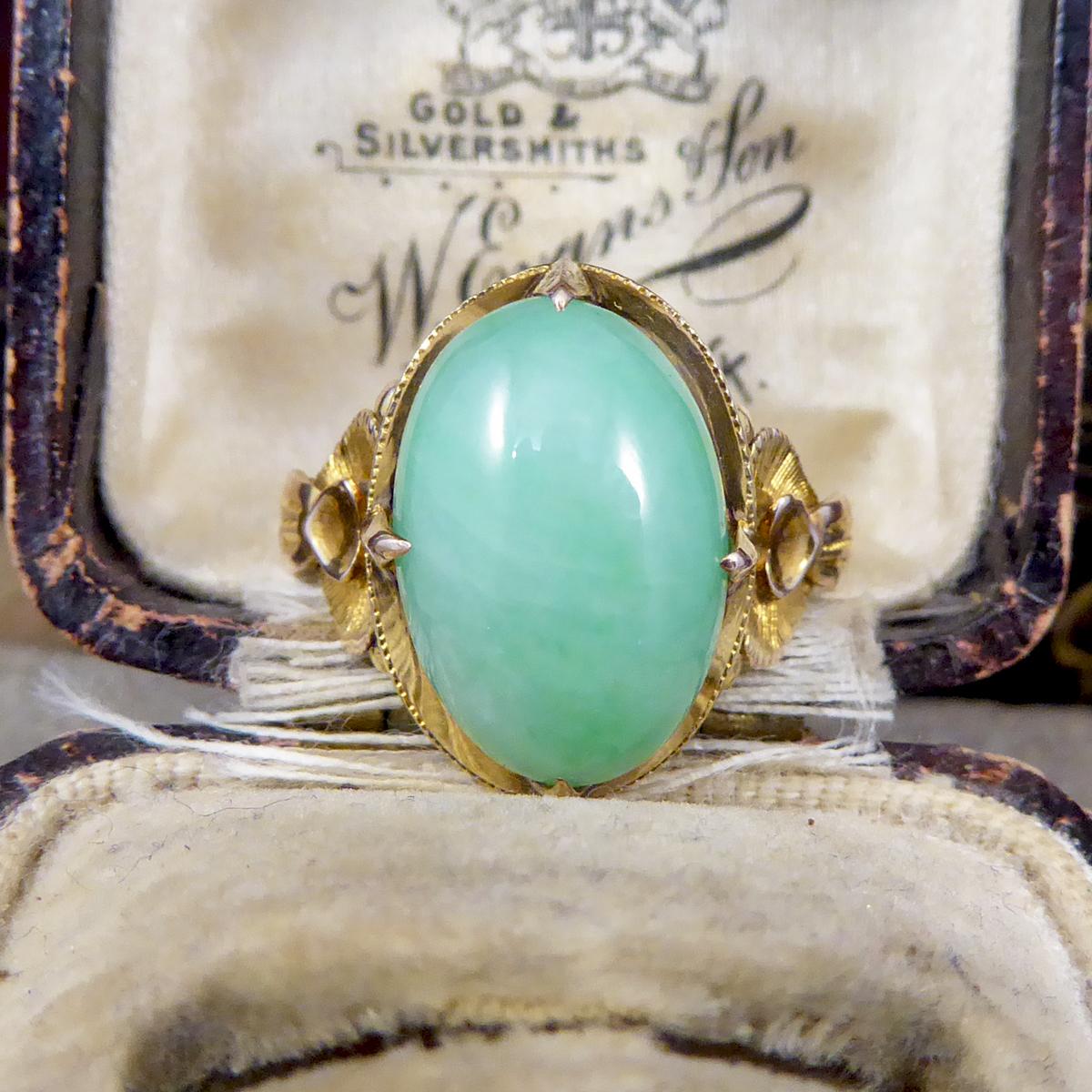 Vintage Oval Jade Ring in 14 Carat Yellow Gold with Decorative Shoulders 1