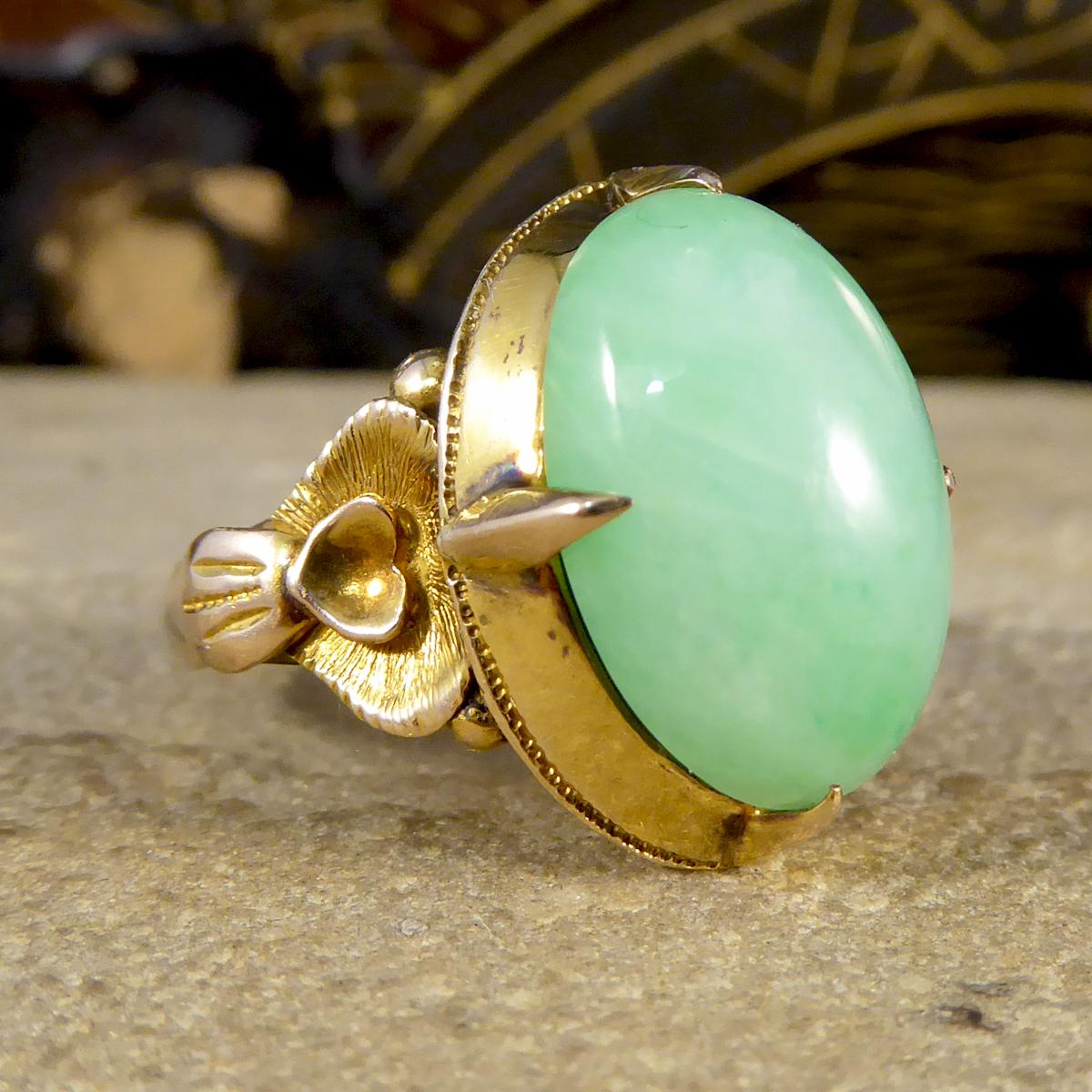 Dieser wunderschöne Vintage-Ring mit einem ovalen Jadestein wurde mit viel Liebe handgefertigt. Dieser mit 14 Karat Gelbgold gepunzte und mit exquisiten Details in der Fassung versehene Ring ist ein großartiges Sammlerstück für jeden