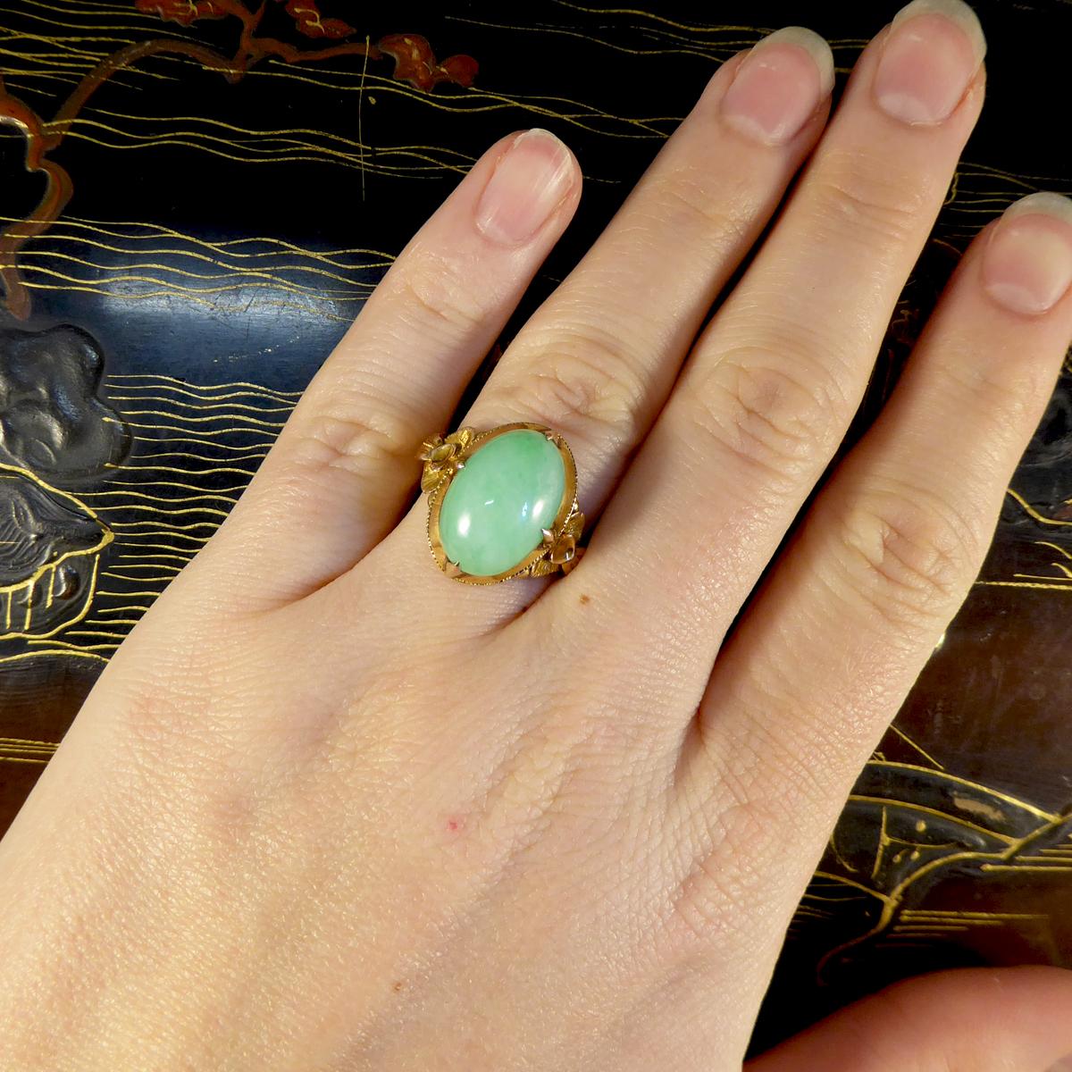 Ovaler Vintage-Jade-Ring aus 14 Karat Gelbgold mit dekorativen Schultern 1