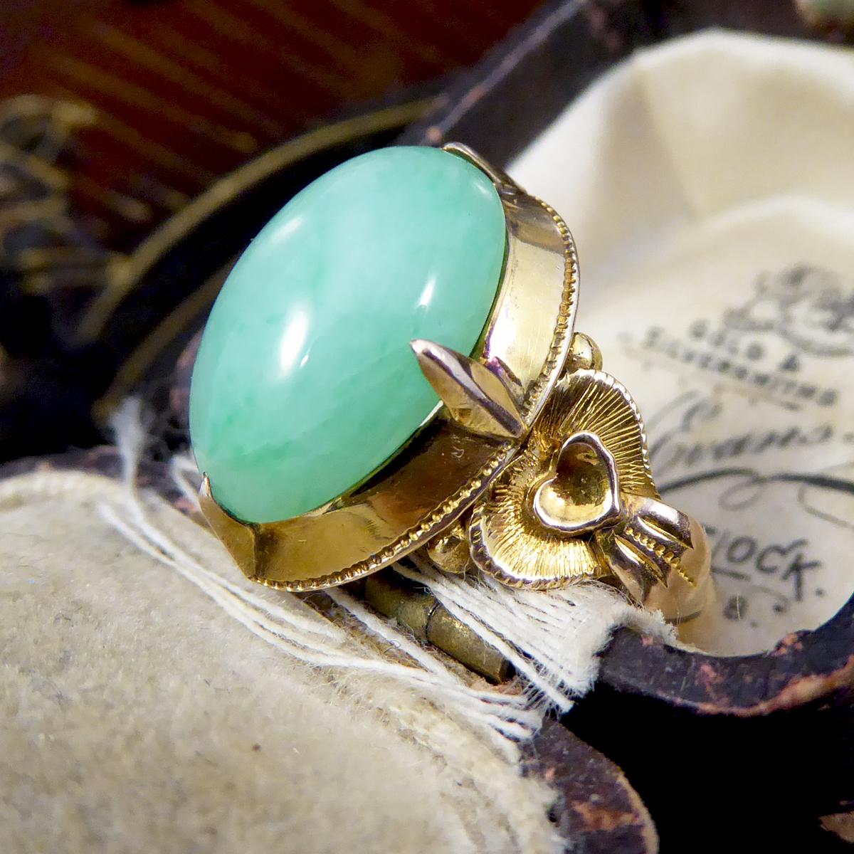 Vintage Oval Jade Ring in 14 Carat Yellow Gold with Decorative Shoulders In Good Condition In Yorkshire, West Yorkshire