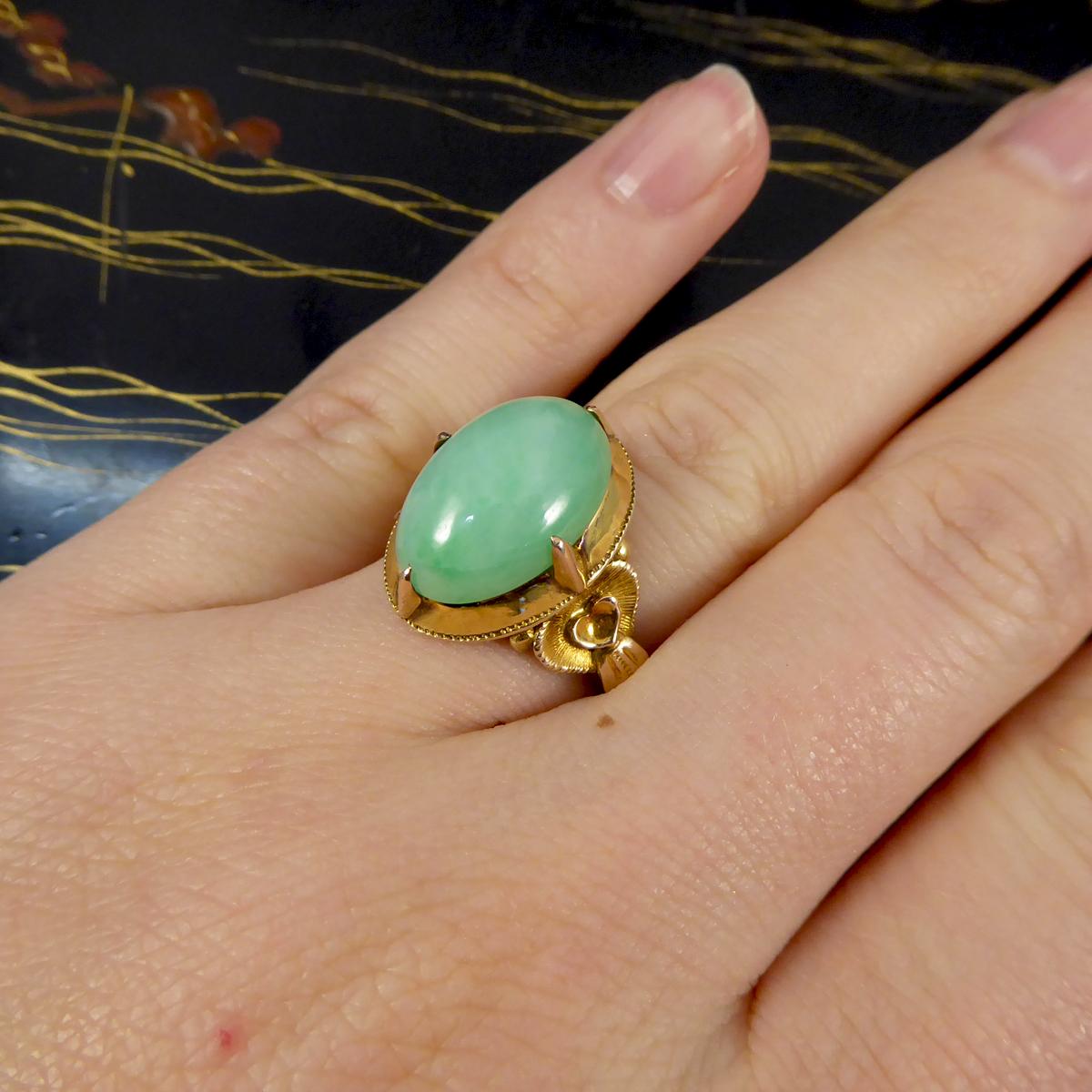 Women's or Men's Vintage Oval Jade Ring in 14 Carat Yellow Gold with Decorative Shoulders