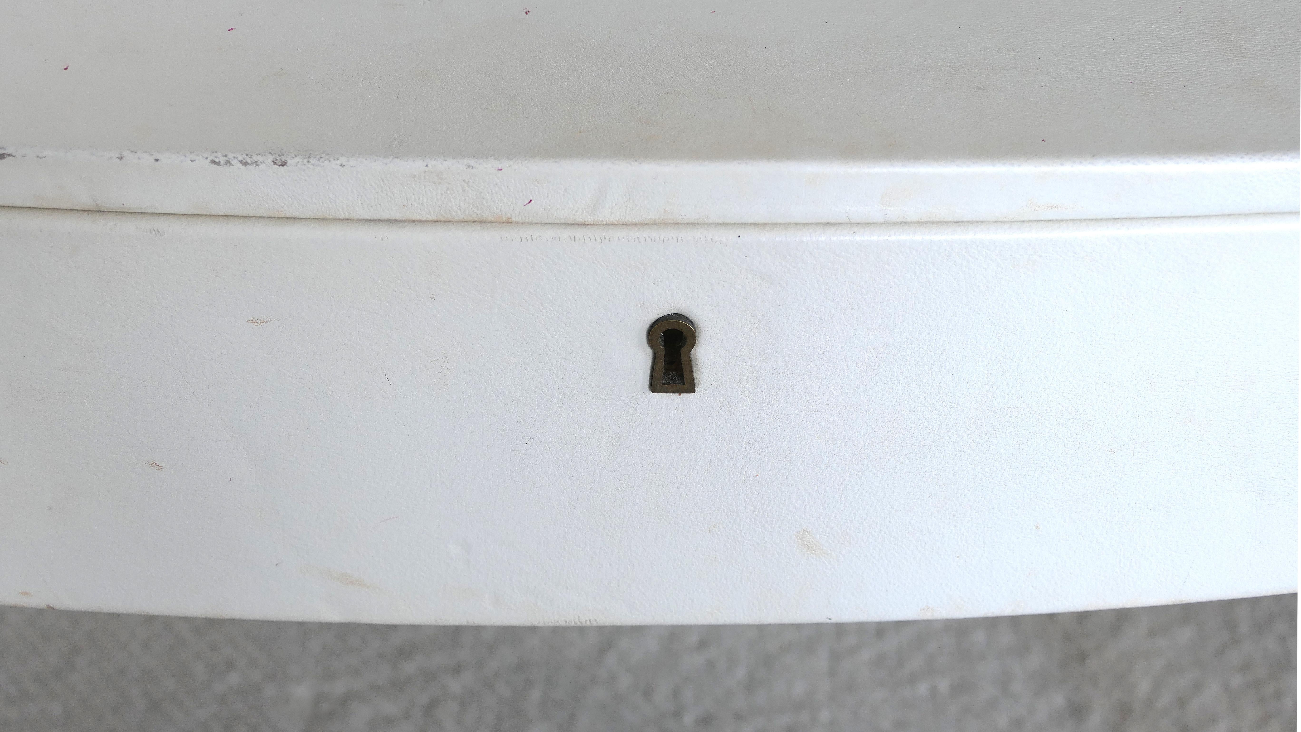 Ovaler lackierter Waschtisch oder Schreibtisch im Vintage-Stil mit Lederplatte (20. Jahrhundert) im Angebot