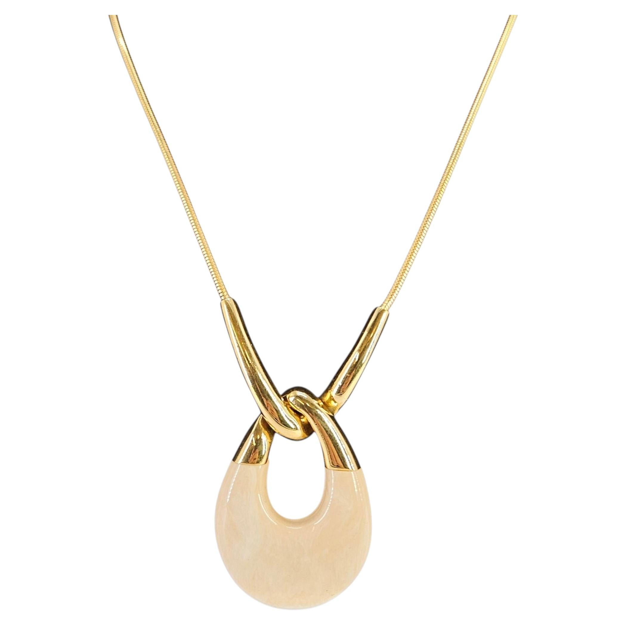 Collana con ciondolo ovale vintage in lucite
