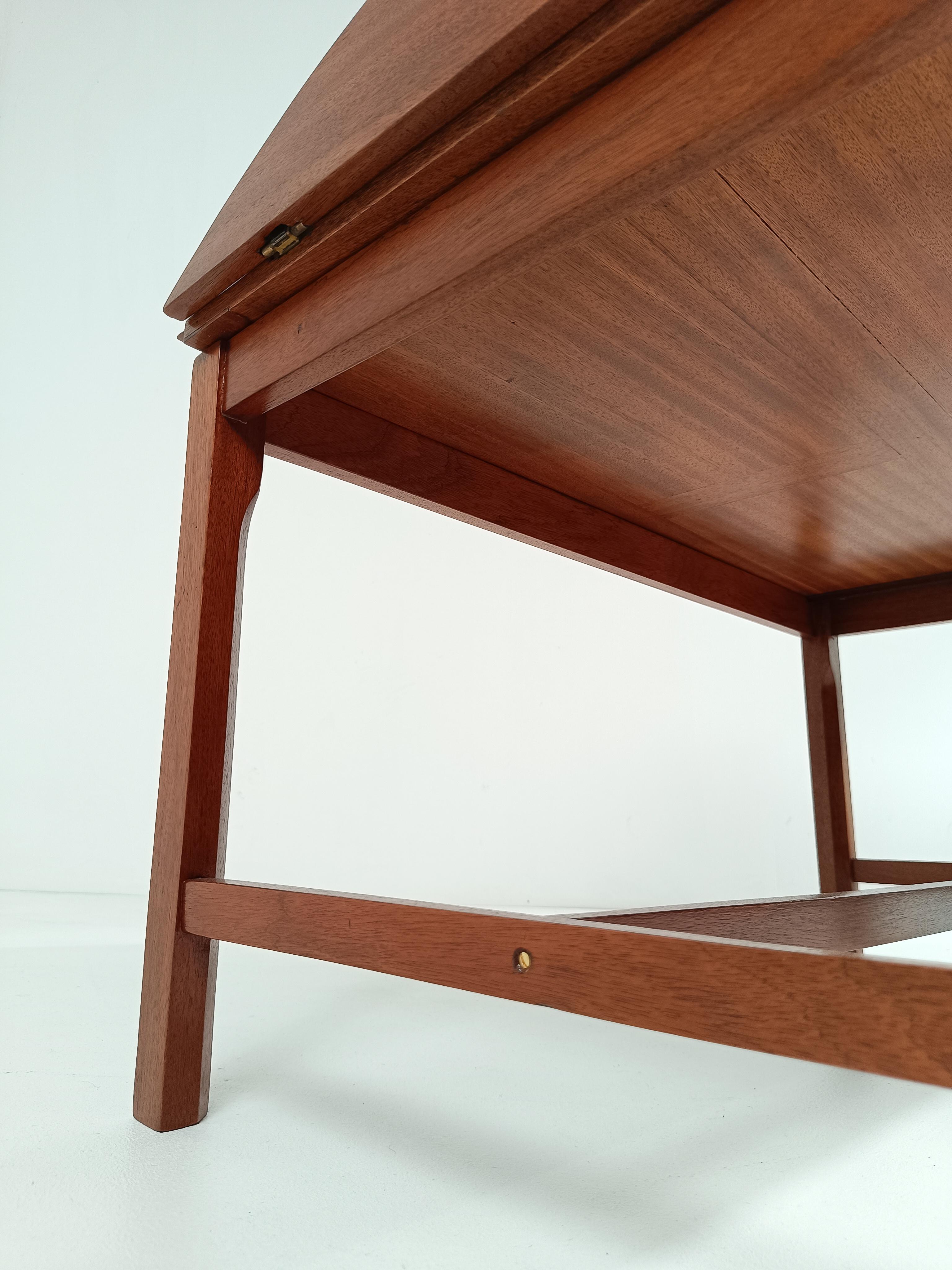 Vintage Oval Mahogany Butler's Coffee Tray Table in Georgian-style, Circa 1960s For Sale 14