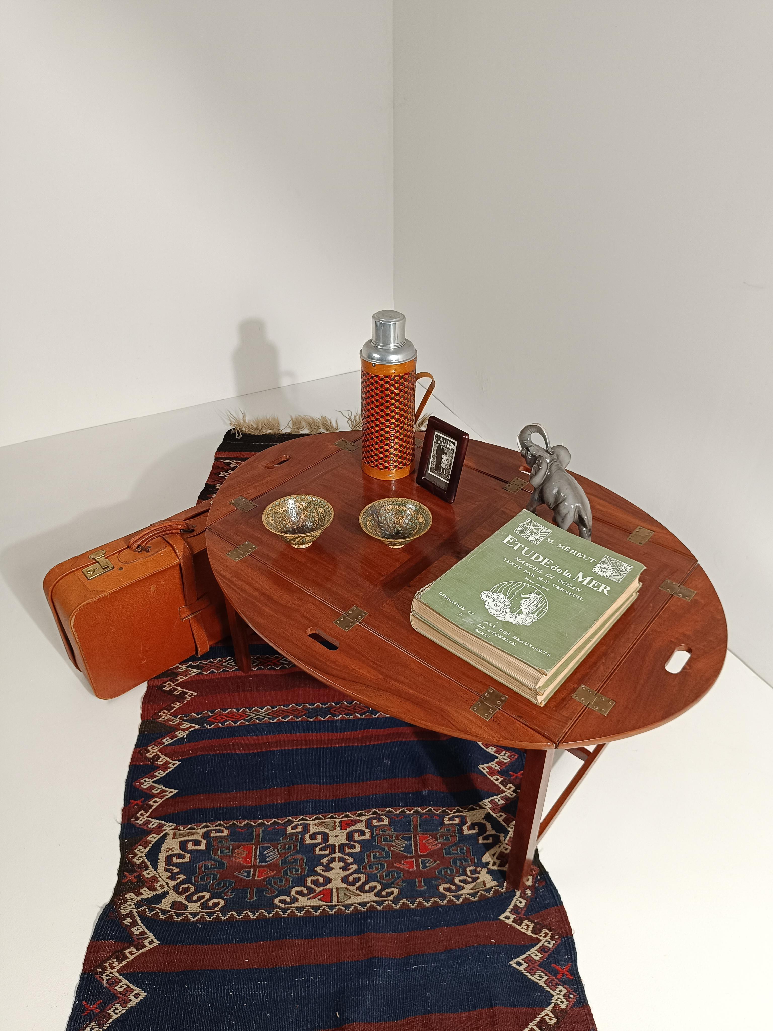 Passionate about Campaign Furnitures and travel items, we didn't miss this Butler's coffee table when we saw it on one of our client's boats moored along the Riviera D'Ulisse.
It wasn't exactly in good condition but the charm of this item was